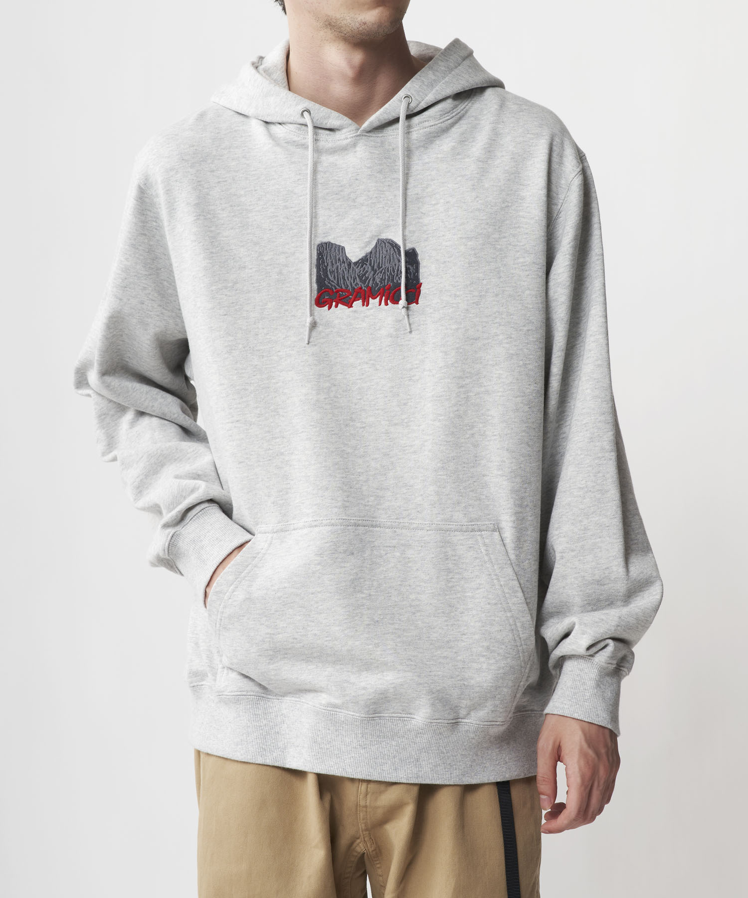 GRAMICCI｜YOSEMITE EMBROIDERED HOODED SWEATSHIRT