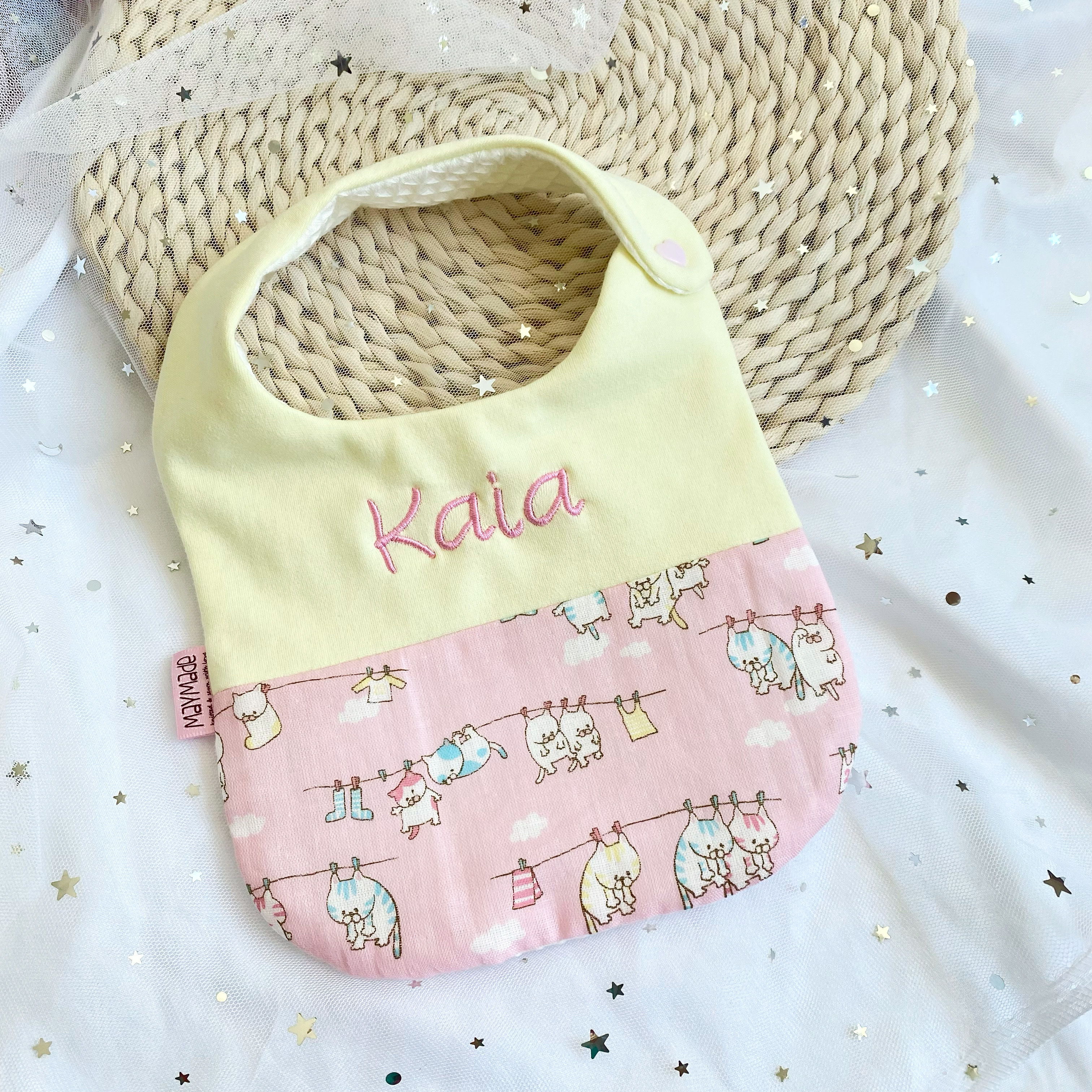 粉紅色貓貓圖案 拼布款繡名口水肩