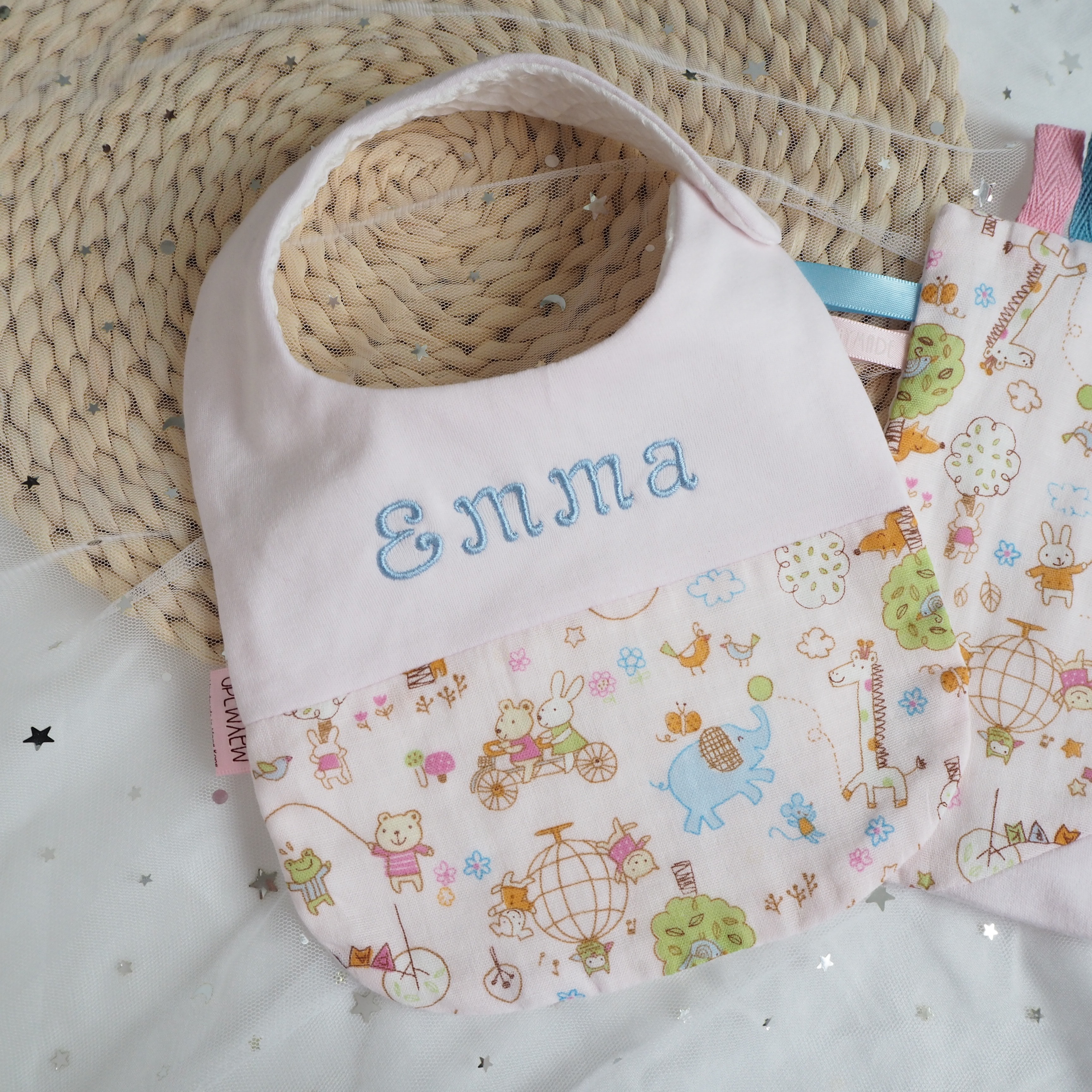 [SALE] 粉紅色動物公園圖案 拼布款繡名口水肩