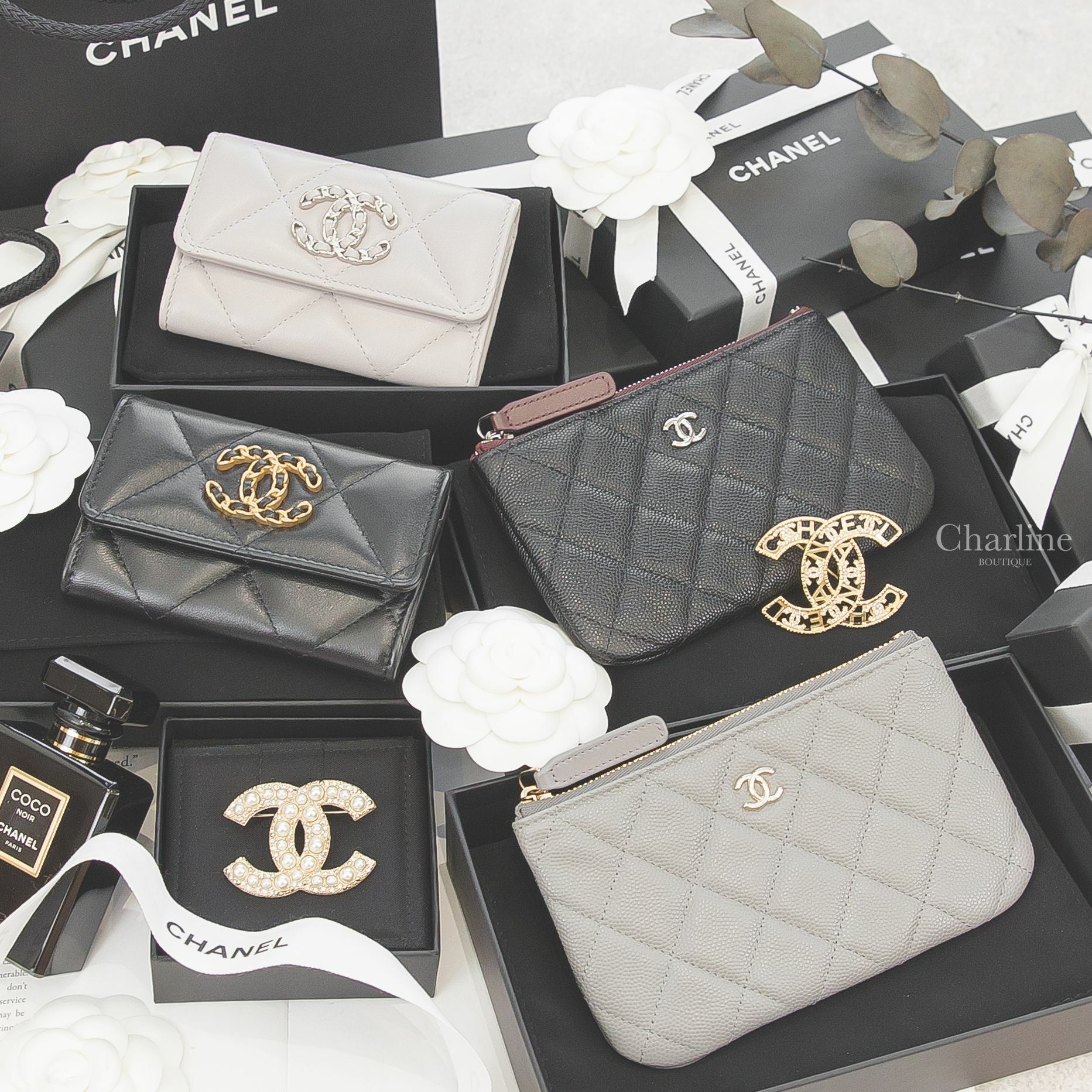 Chanel 黑色銀CC零錢包,灰色金CC零錢包,淺灰色銀鍊帶CC大菱格羊皮釦式零錢包,黑色金鍊帶CC大菱格羊皮釦式零錢包,金色CC大小珍珠水鑽別針,Chanel Brooch 金色簍空字母水鑽CC胸針-Charline Boutique 精品代購