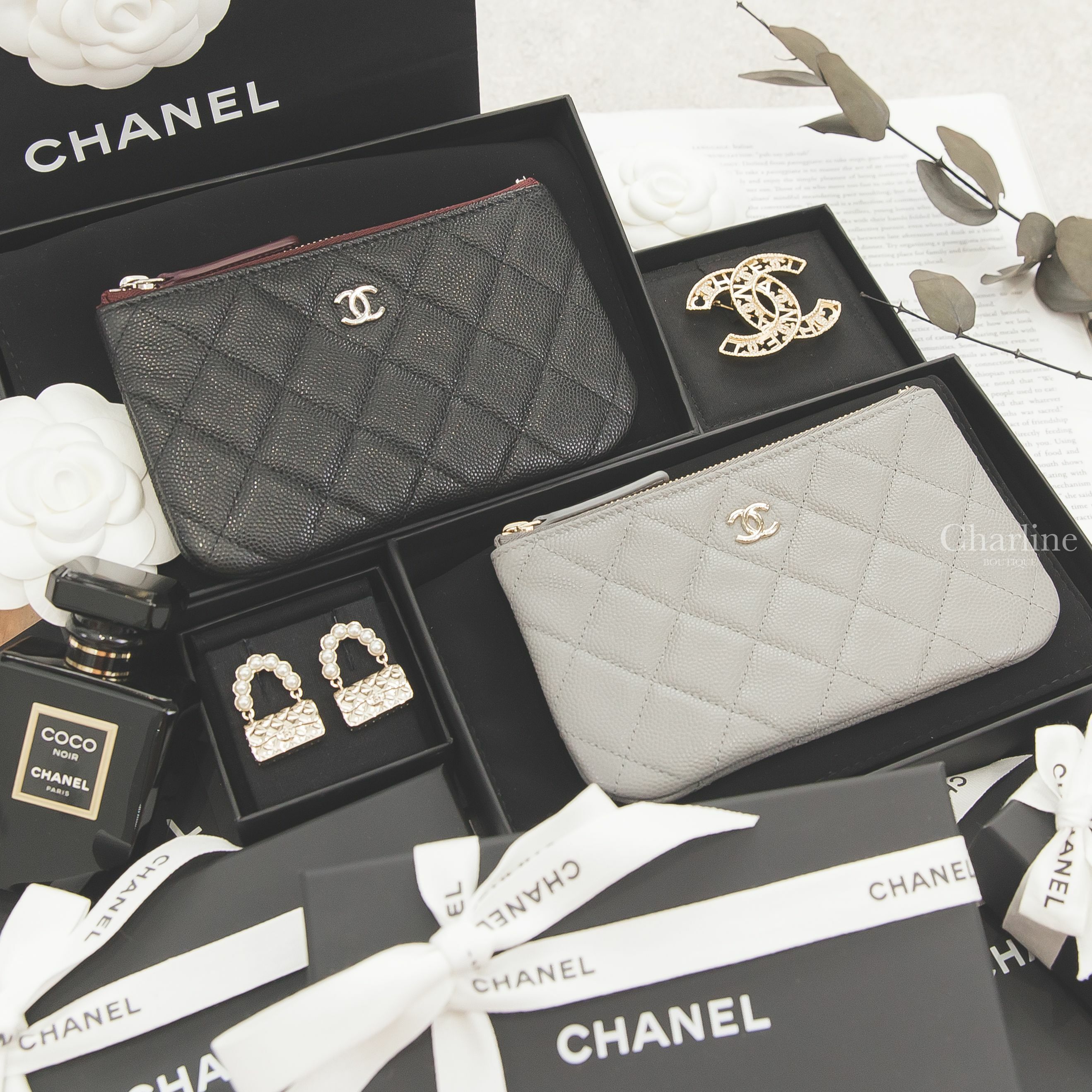 Chanel Pouch 黑色銀CC零錢包,Chanel Pouch 灰色金CC零錢包,Chanel Earrings 白色珍珠金色包包垂墜耳環,Chanel Brooch 金色簍空字母水鑽CC胸針-Charline Boutique 精品代購