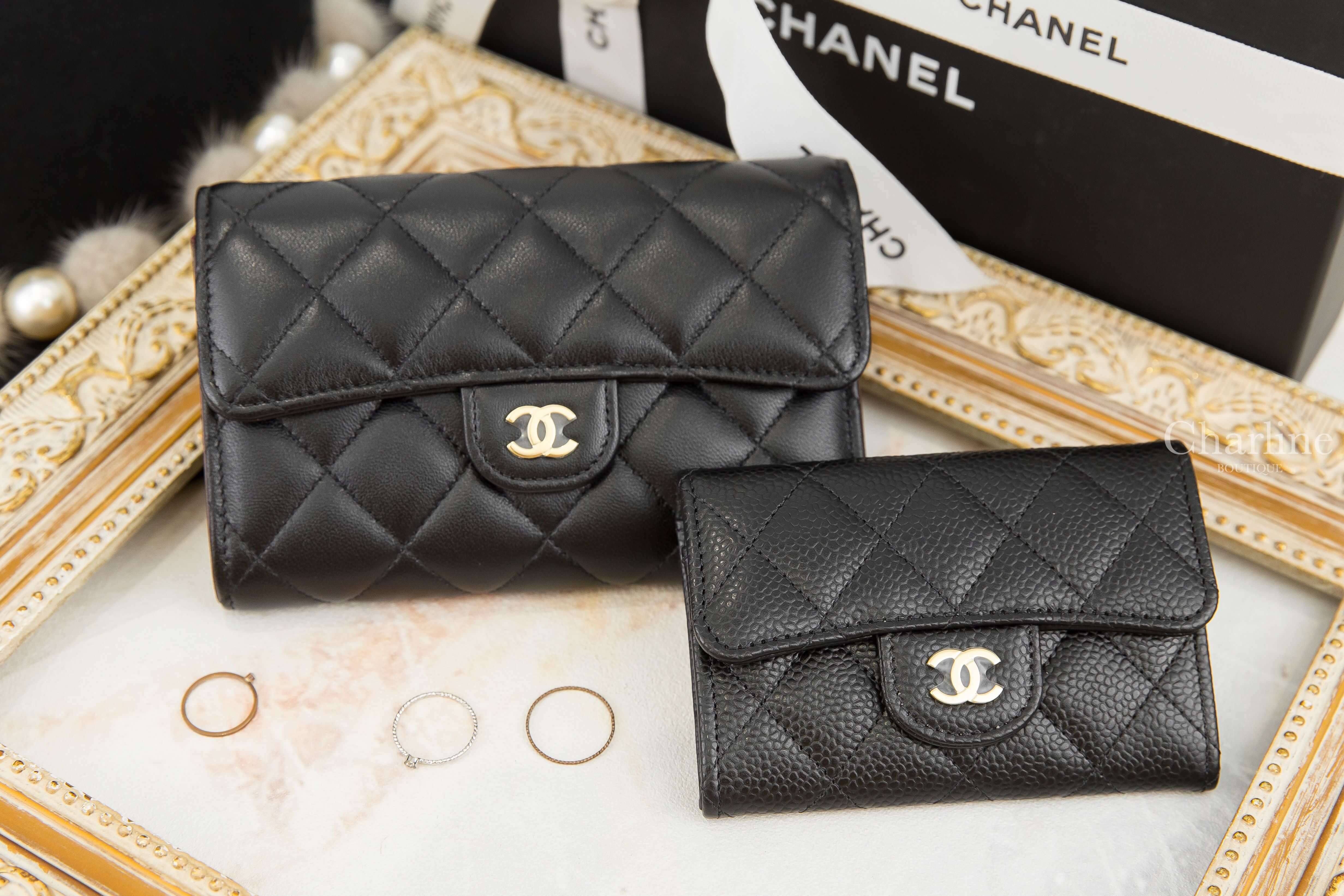 Chanel Medium Flap Wallet 黑色金CC羊皮菱格紋前釦式中夾,Chanel Classic Card Holder 黑色金CC荔枝菱格紋零錢夾-Charline Boutique 精品代購