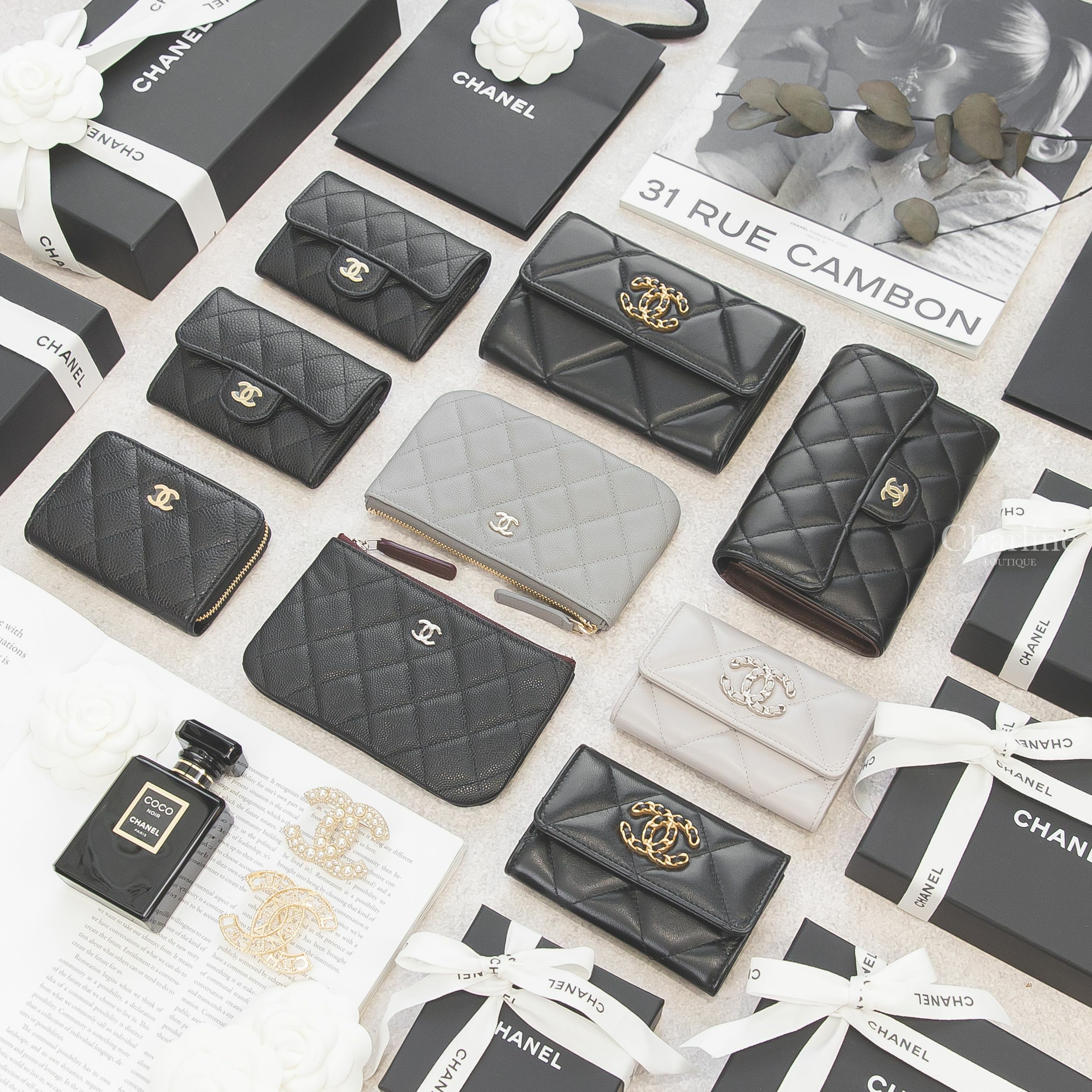 Chanel 灰色銀CC大格零錢包,黑色金CC大格零錢包,灰色金CC零錢包,黑色金CC羊皮中夾,黑色銀CC零錢包,黑色金CC零錢夾,黑色金CC卡片夾,黑色金CC中夾,金色珍珠水鑽胸針,金色簍空字母水鑽胸針-Charline Boutique 精品代購