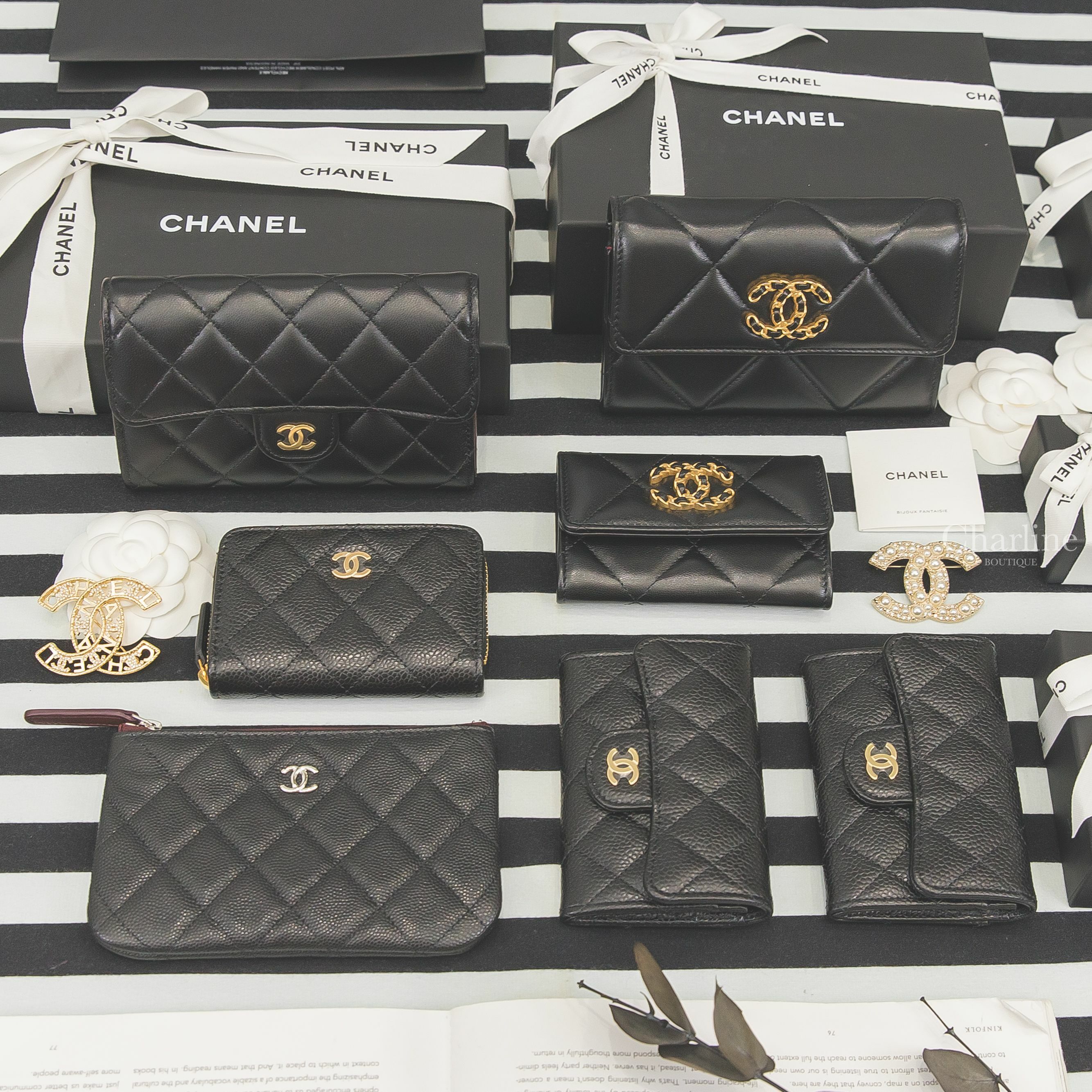 Chanel 黑色金鍊帶CC大菱格羊皮零錢包,黑色金CC大菱格中夾,黑色金CC羊皮菱格紋中夾,黑色銀CC零錢包,黑色金CC零錢夾,黑色金CC卡片拉鍊夾,金色CC大小珍珠水鑽別針,金色簍空字母水鑽CC胸針-Charline Boutique 精品代購