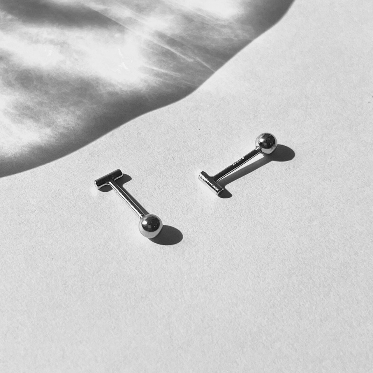 |簡約|迷你小圓柱 • 貼耳 • 轉珠耳環 • 純銀耳針 抗敏可碰水 S925