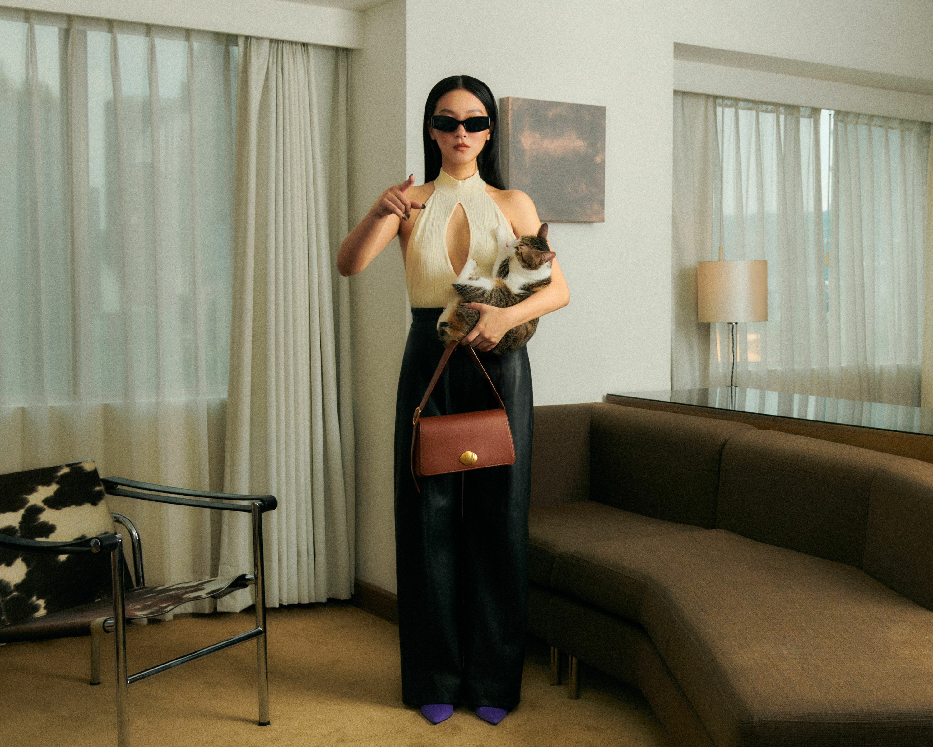 此次合作方涵緯帶著自家寵物貓柴寶上陣拍攝