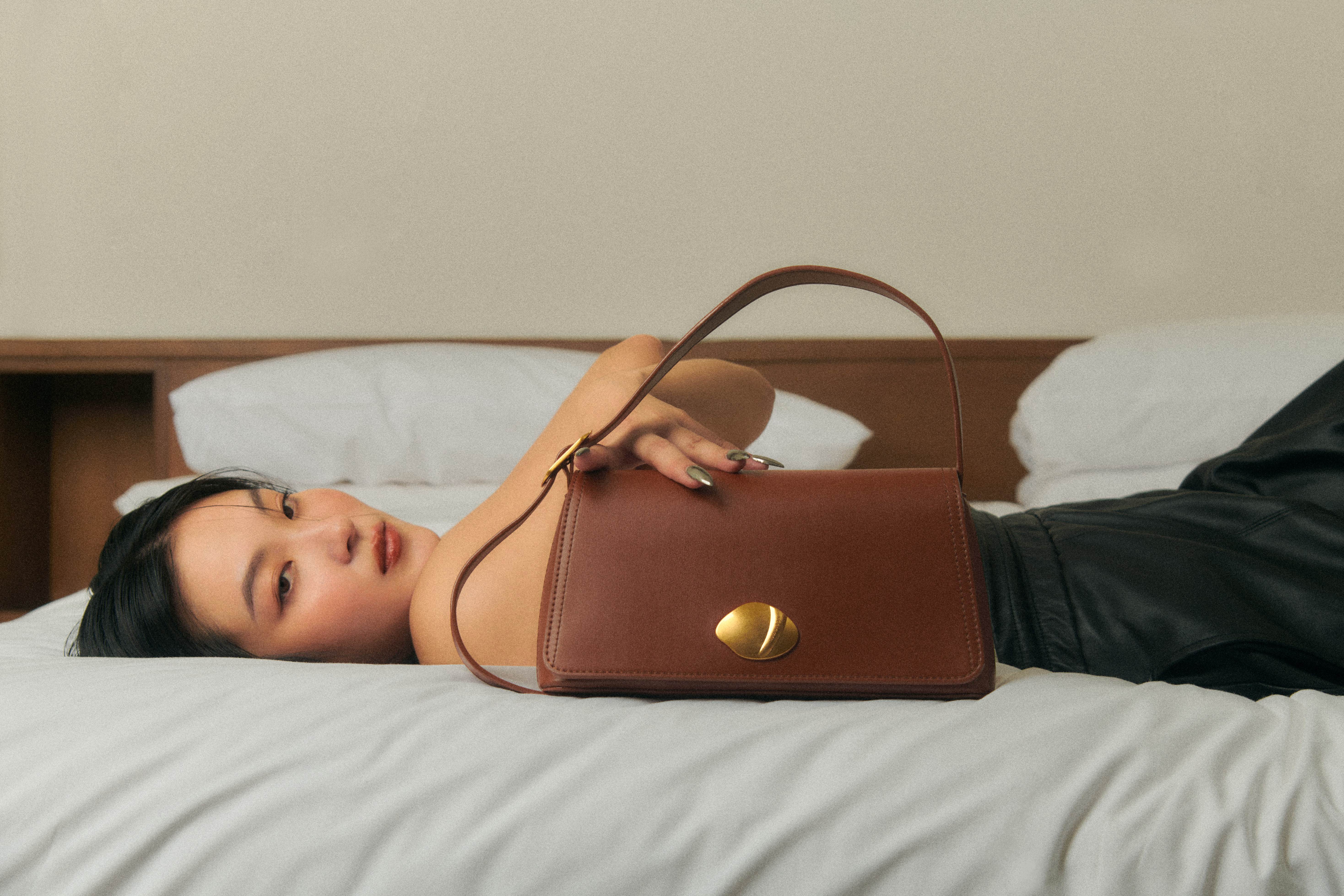 方涵緯與ROBINMAY 聯名包款。