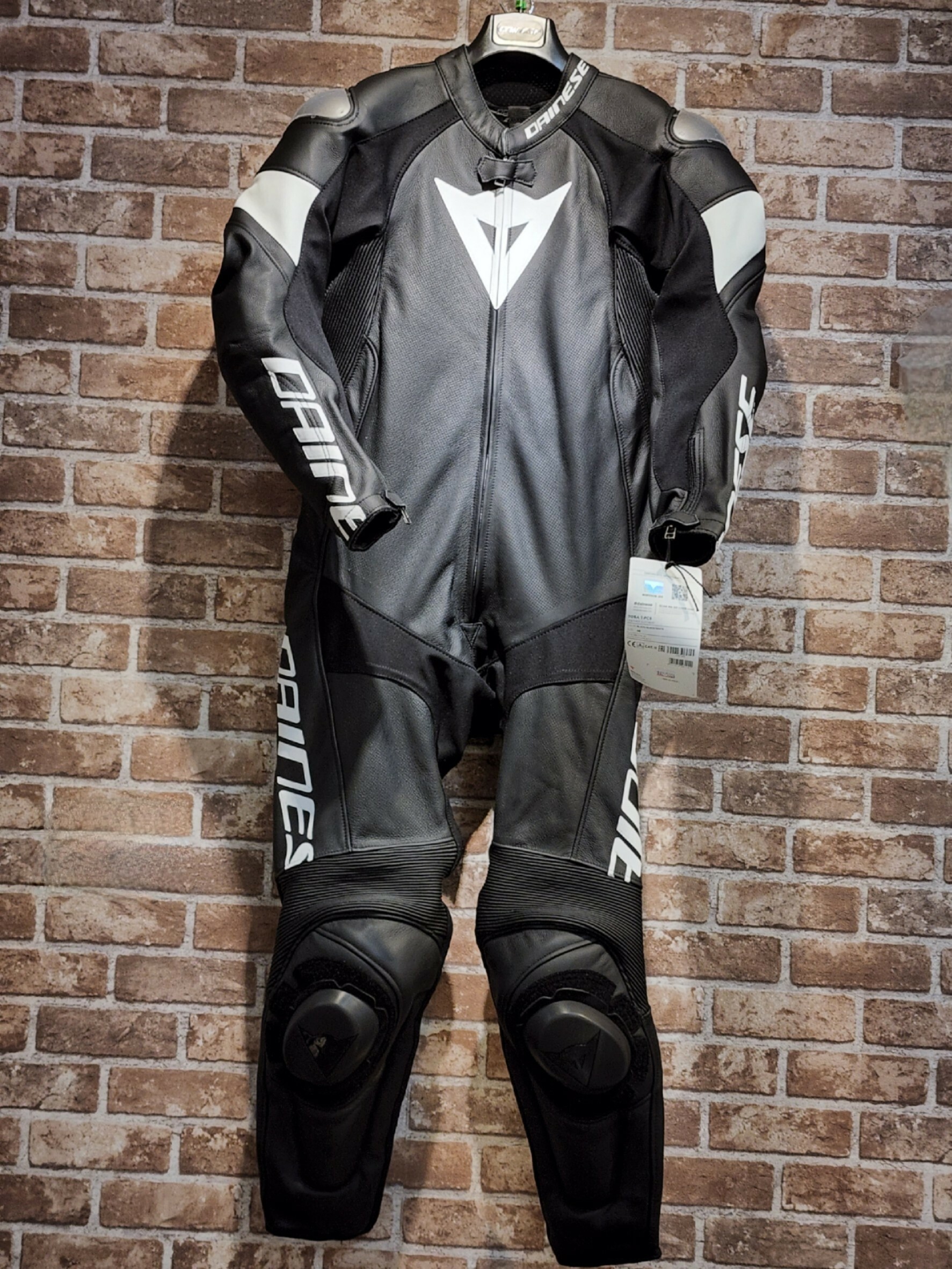 DAINESE TOSA 1 PCS LEATHER SUIT Black/Black/White 黑白 連身皮衣 入門 鈦合金 打洞