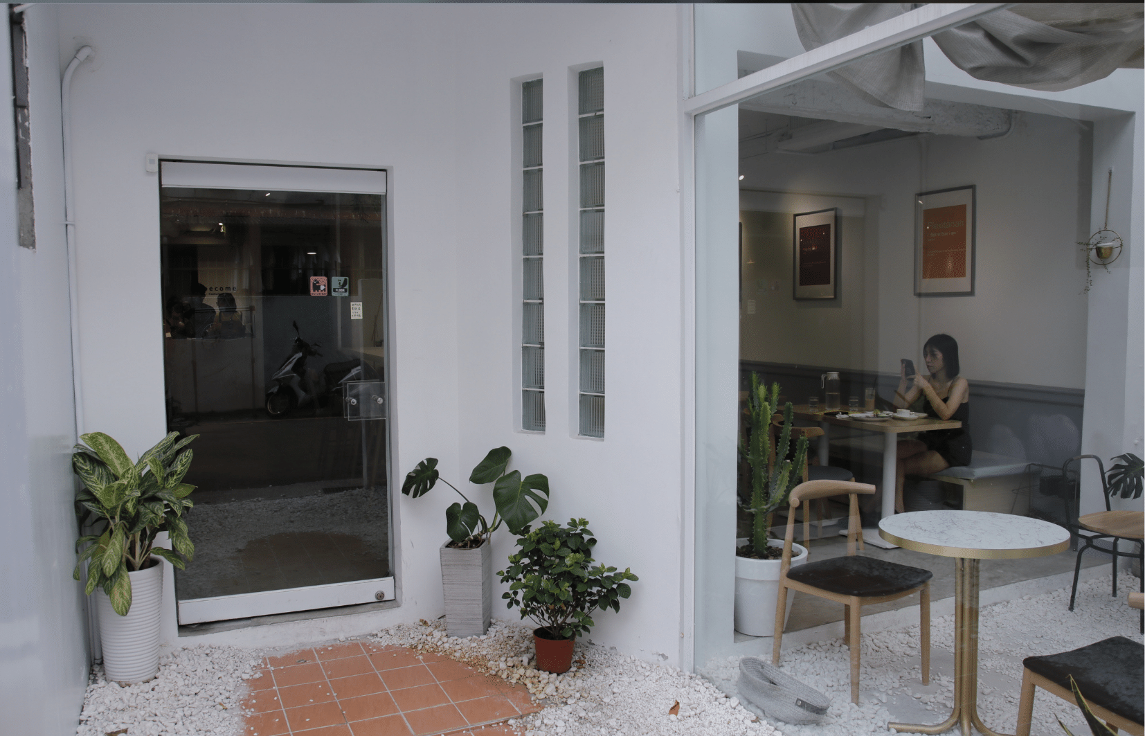 台北大安區寵物友善餐廳become大安站外面，一棟白色建築物