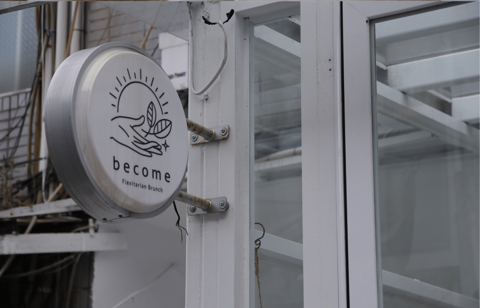 台北大安區寵物友善餐廳become大安站外面，一棟白色建築物