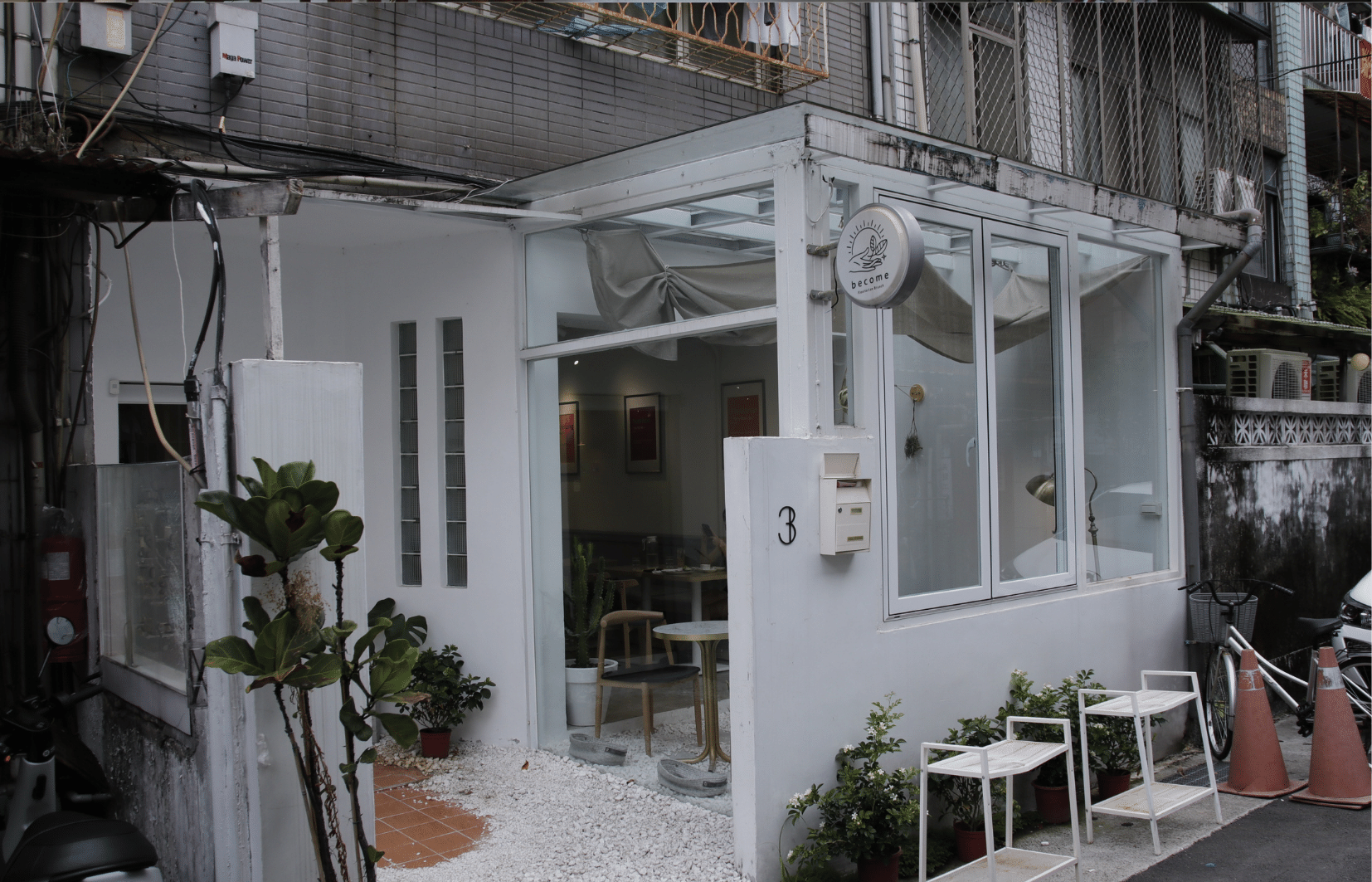 台北大安區寵物友善餐廳become大安站外面，一棟白色建築物