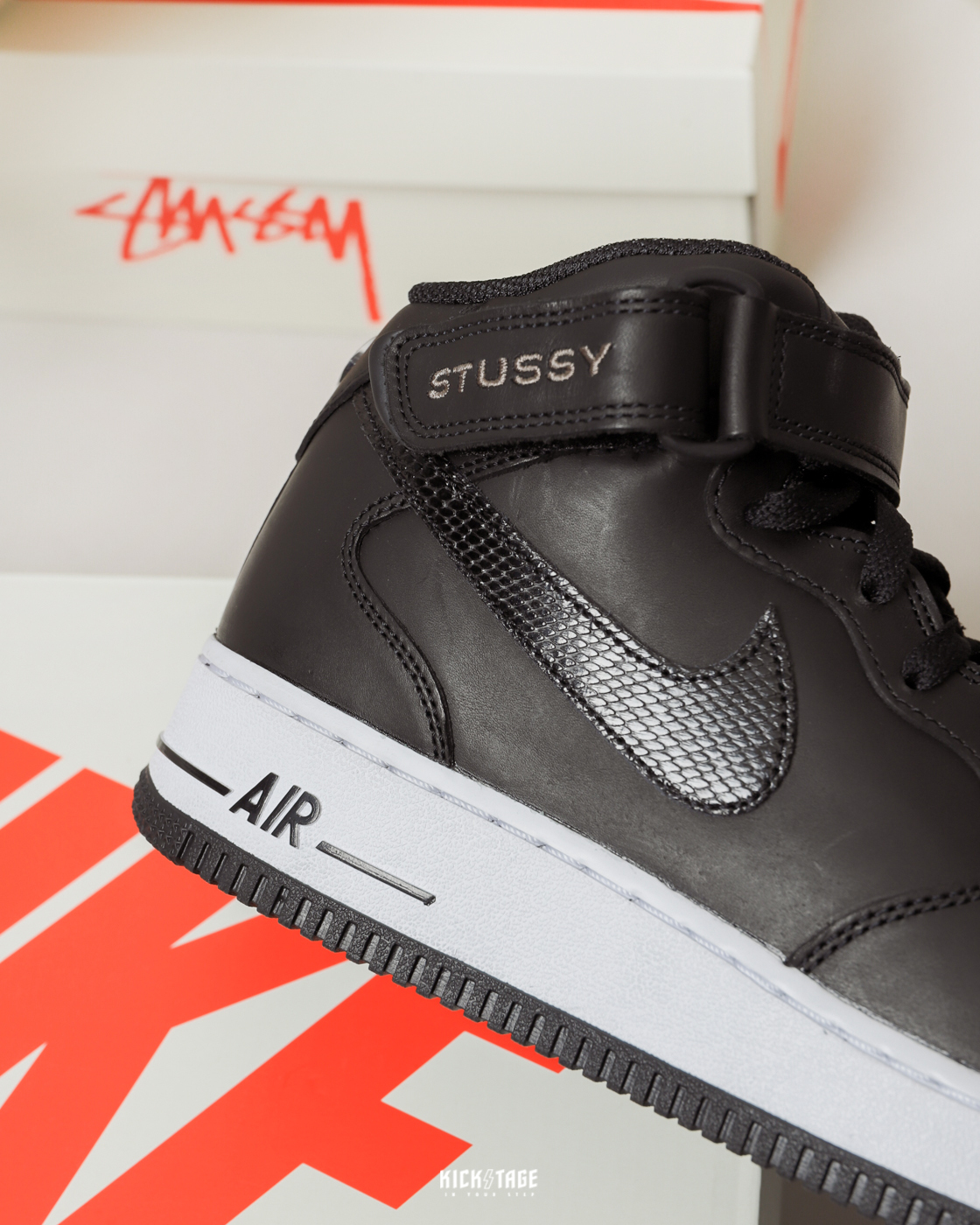 STUSSY x NIKE AIR FORCE 1 MID 黑白黑蛇紋中筒休閒鞋【DJ7840-001】