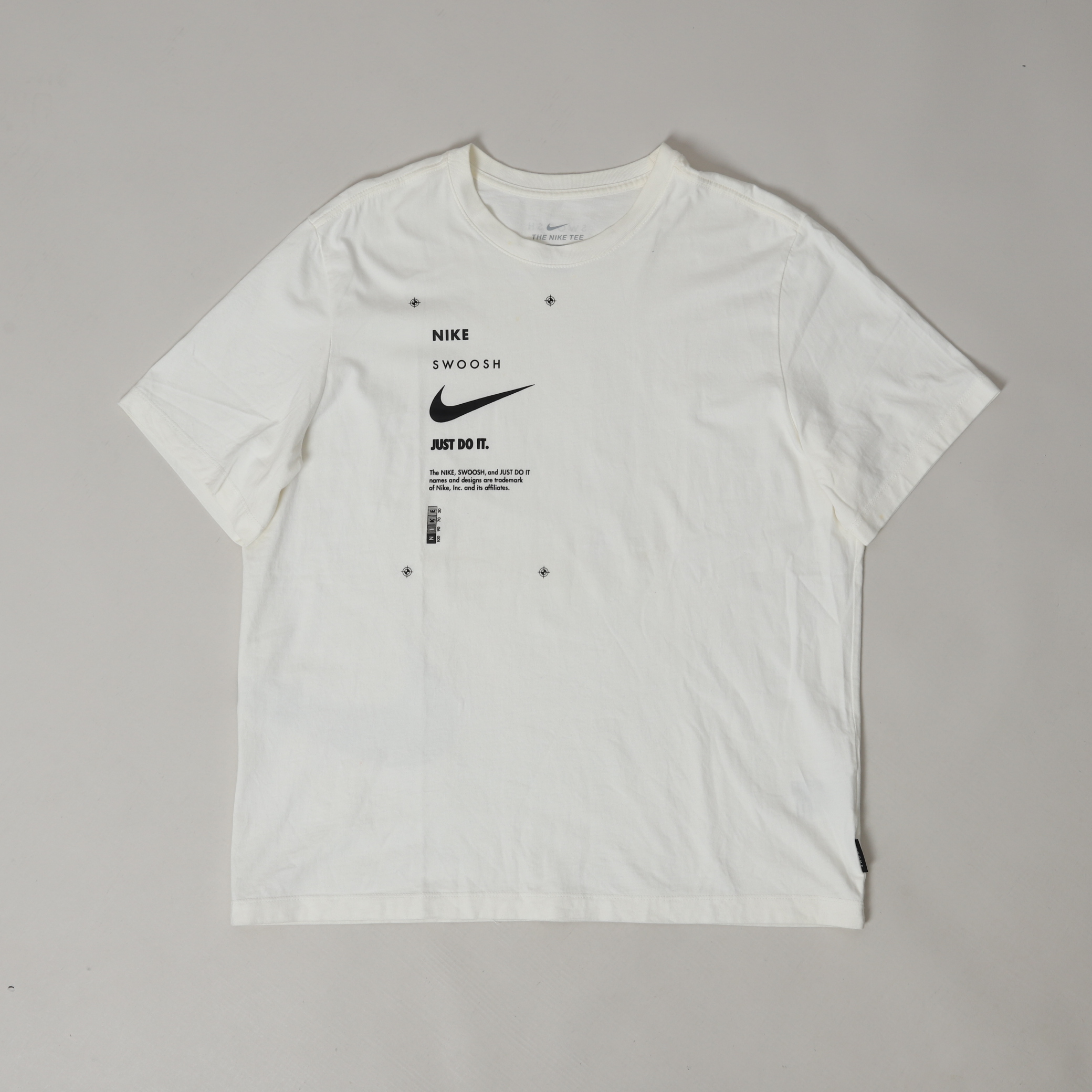 【二手 3XL】NIKE NSW SWOOSH TEE SACAI 米白色 解構風 標語 斷勾 短T【DJ5374-110】串標