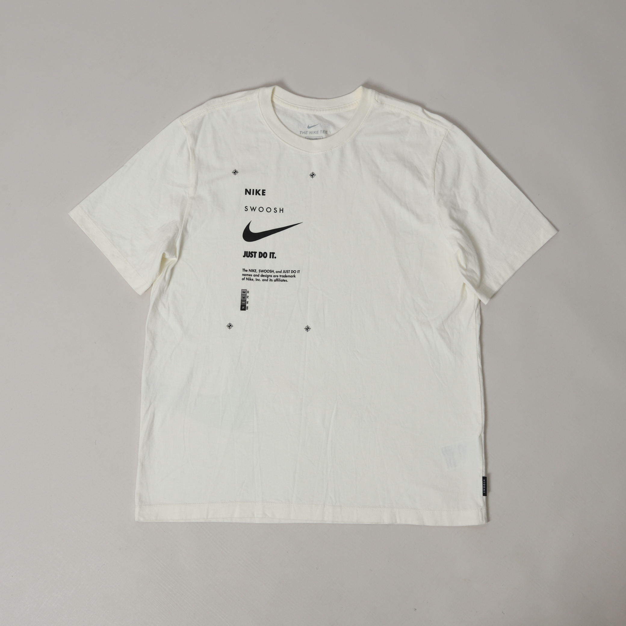 【二手 2XL】NIKE NSW SWOOSH TEE SACAI 米白色 解構風 標語 斷勾 短T【DJ5374-110】串標