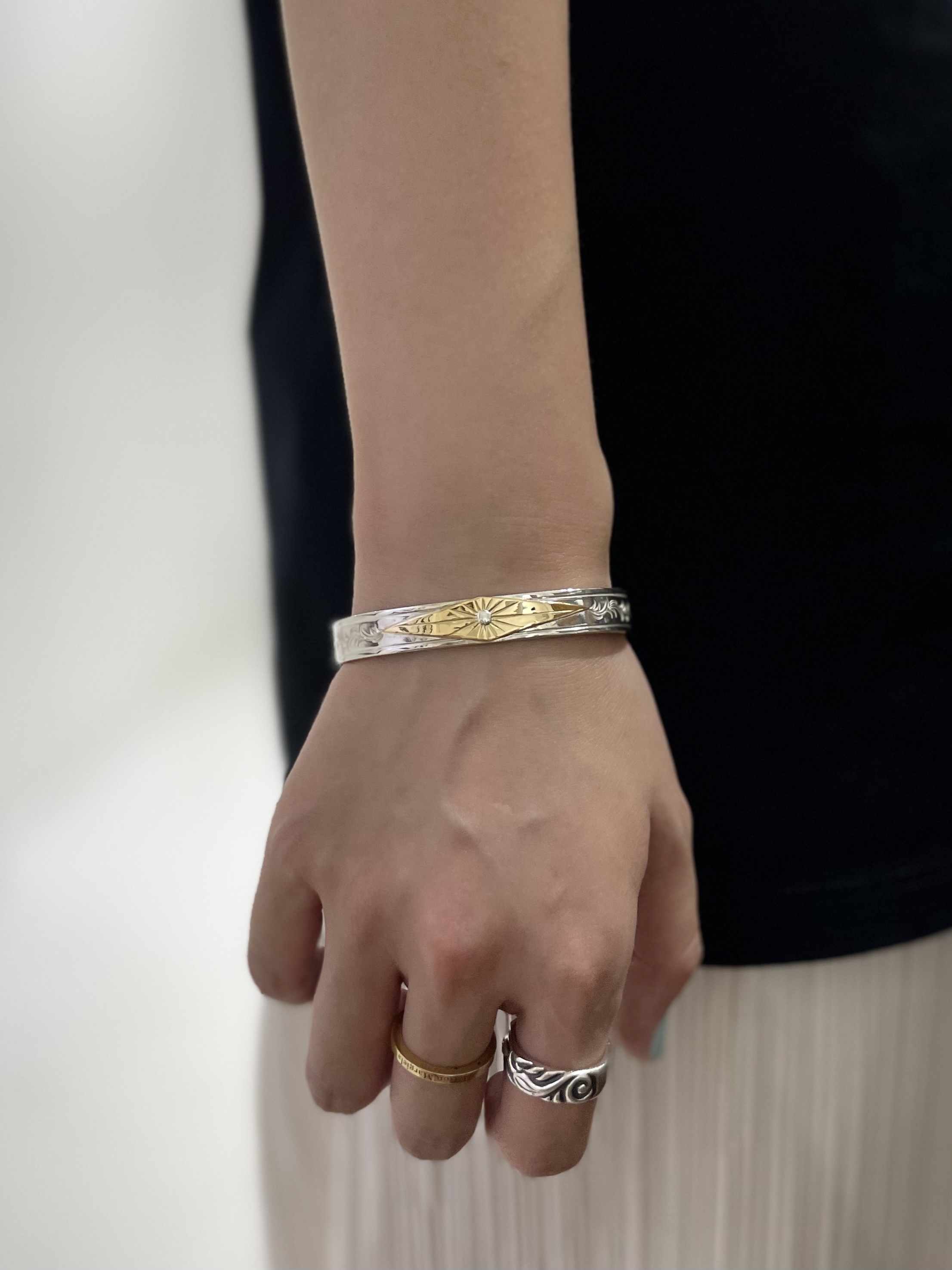 K18 Square Guardian Eagle Arabesque Bangle