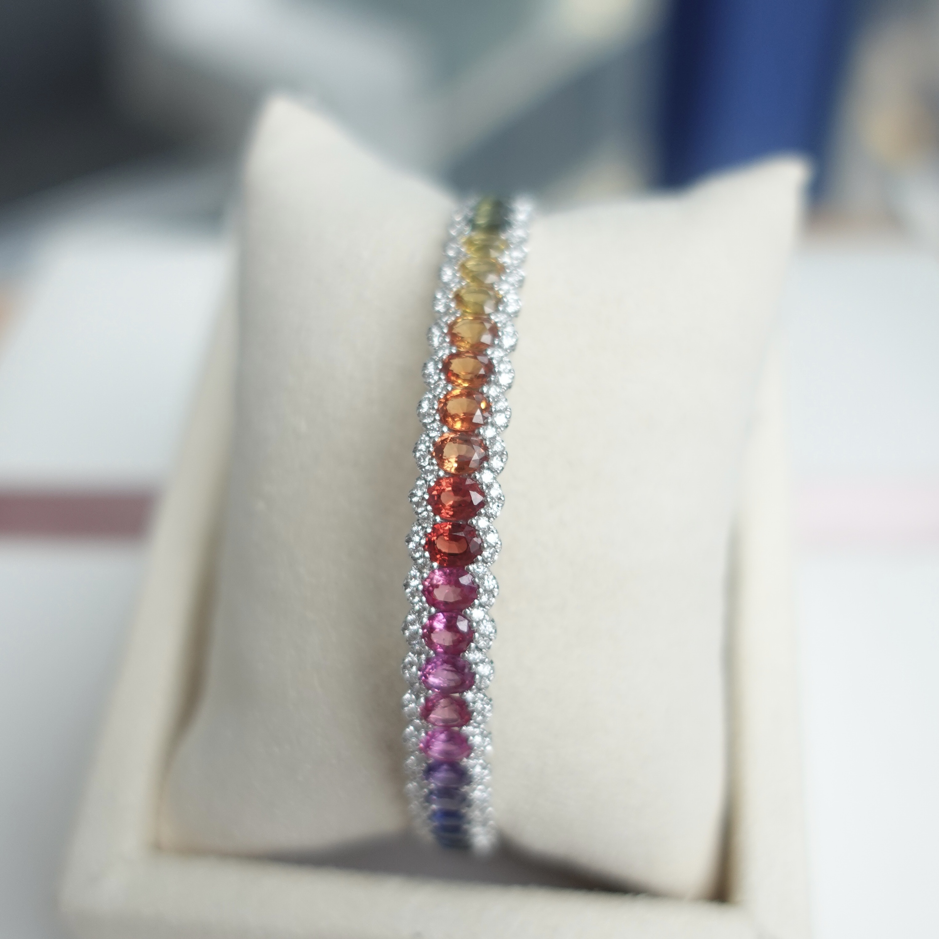 18K金彩虹藍寶石鑽石手鐲-橢圓形切割