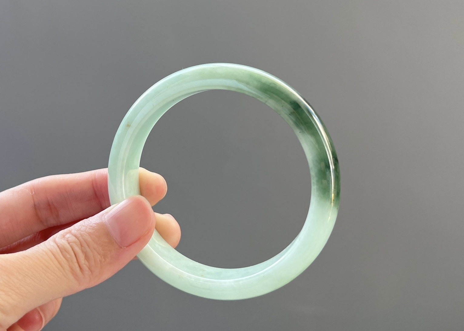 晴綠底圓條翡翠手鐲