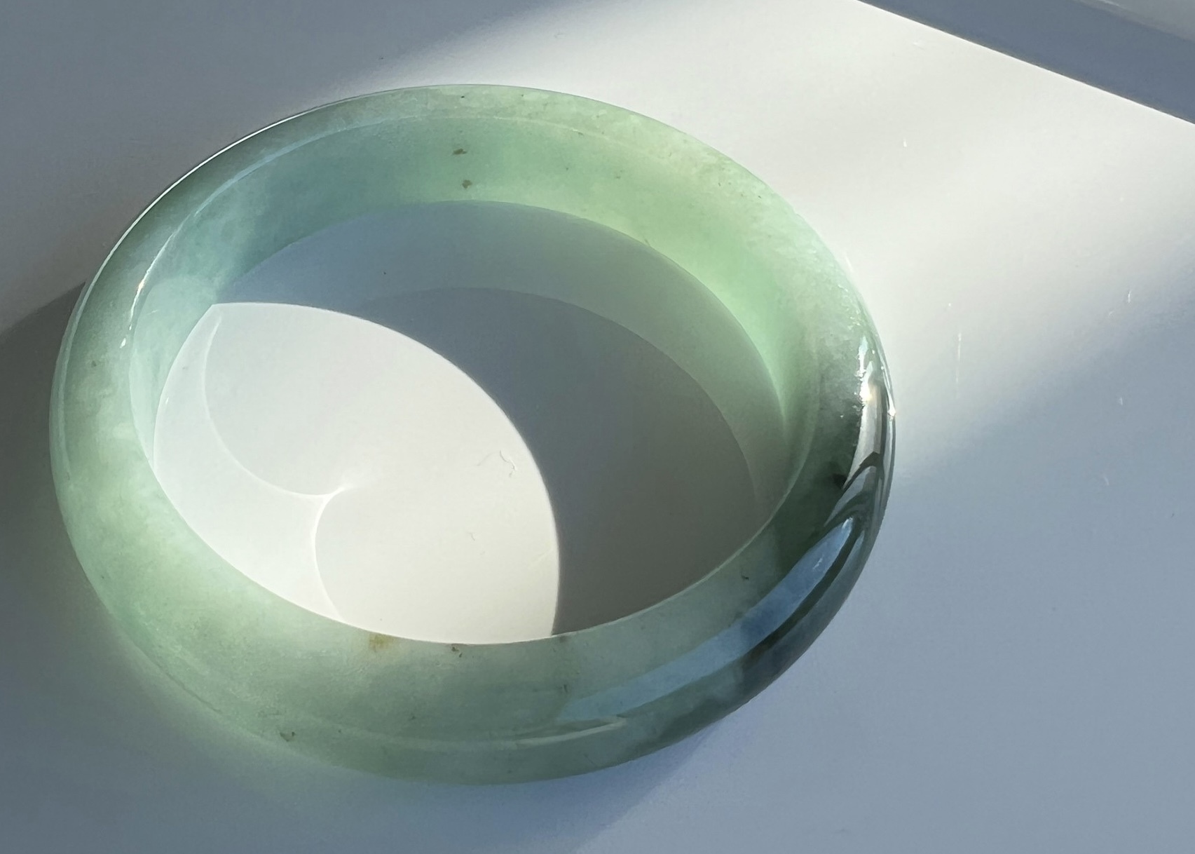 晴綠底圓條翡翠手鐲