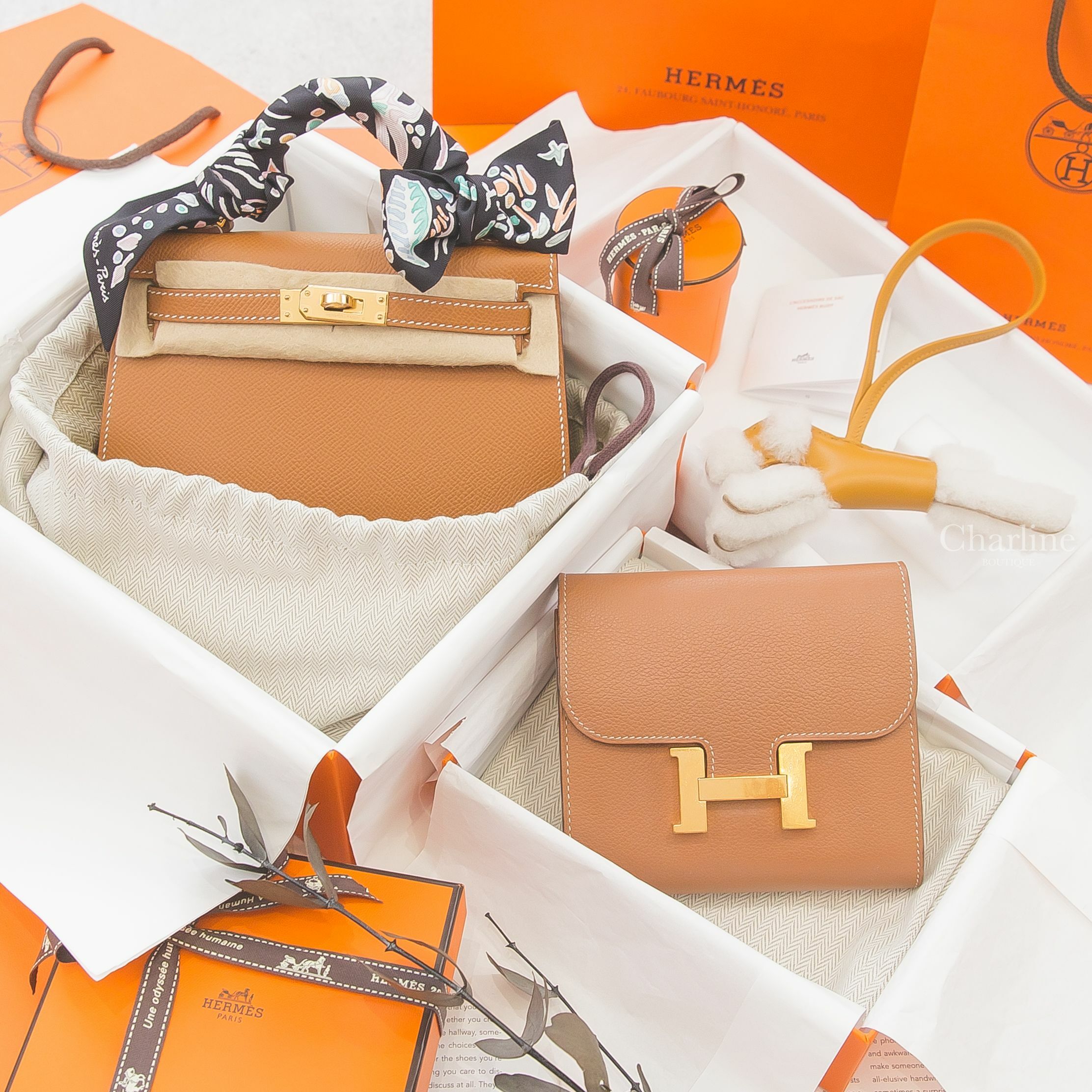 Hermès Mini Kelly 焦糖色金釦,Hermès Twilly 黑色/綠色/玫瑰粉絲巾,Hermès Compact 焦糖色金釦短夾,Hermès Charm 芝麻黃羊毛獵狐梗犬吊飾-Charline Boutique 精品代購
