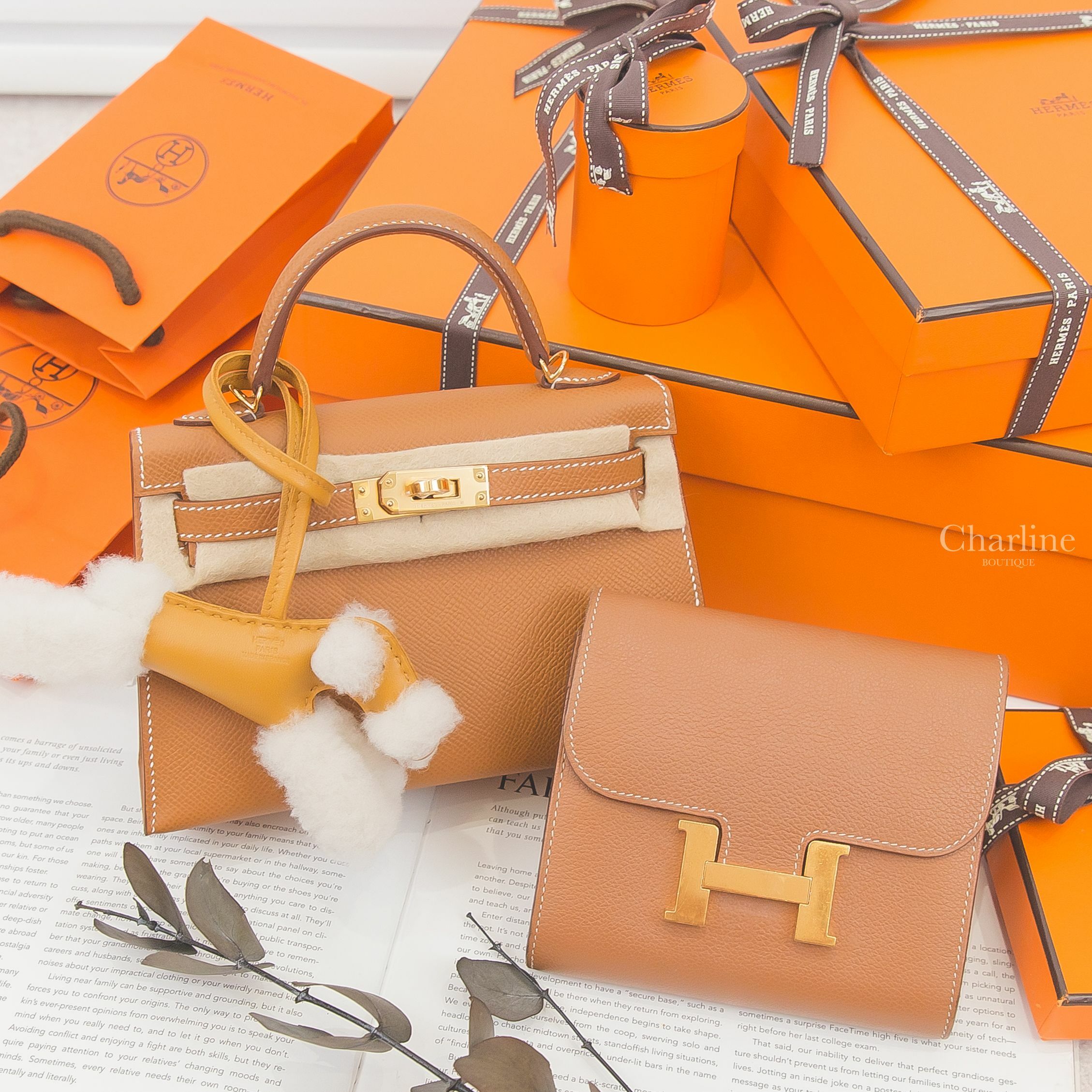 Hermès Mini Kelly 焦糖色金釦迷你凱莉包,Hermès Constance Compact 焦糖色金釦短夾,Hermès Hermès Budy Charm 芝麻黃羊毛獵狐梗犬吊飾-Charline Boutique 精品代購