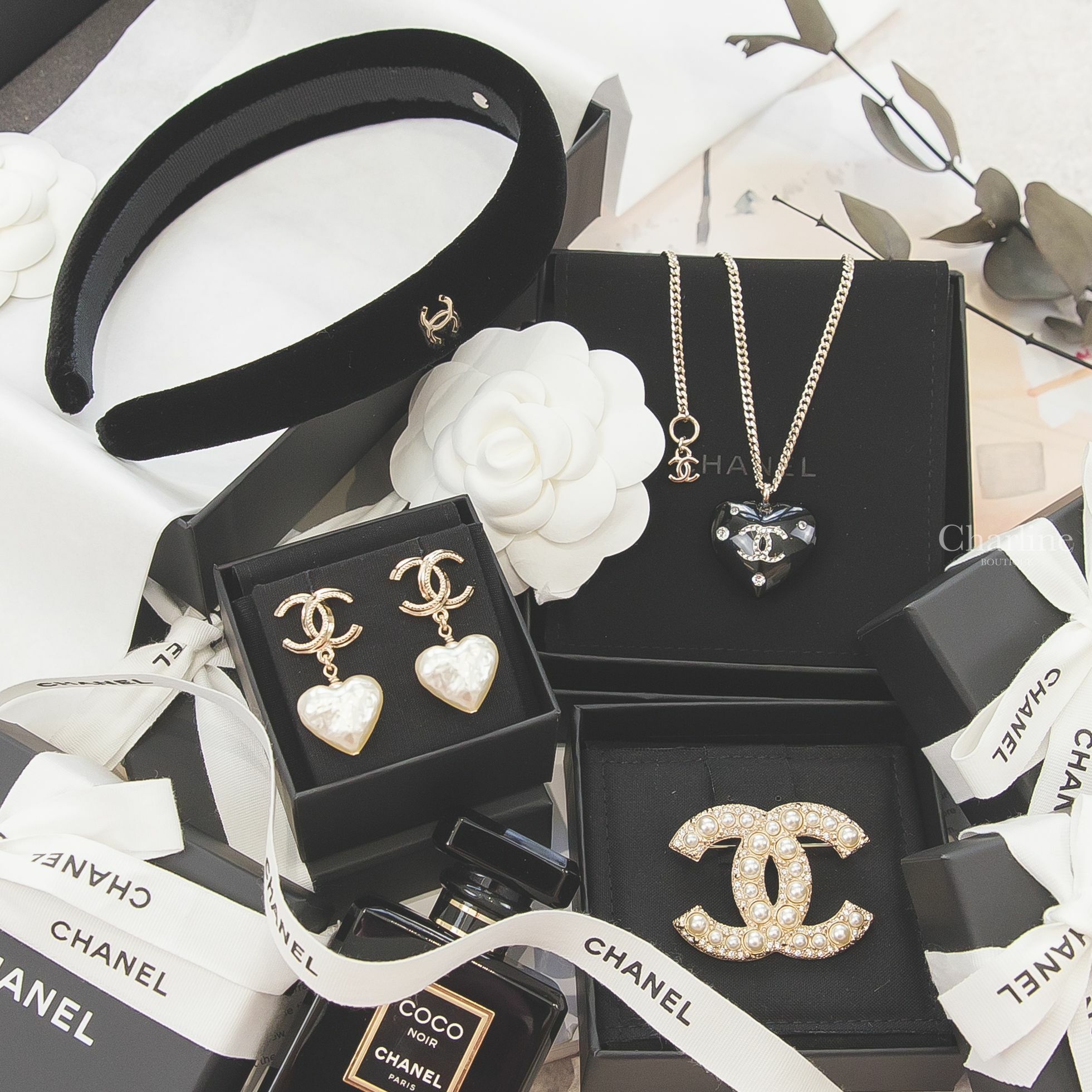 Chanel 黑色金CC絲絨髮箍,Chanel 金色大小珍珠水鑽CC別針,Chanel 金色水鑽CC黑色樹脂愛心垂墜項鍊,Chanel 金色壓紋滾邊CC白色樹脂愛心垂墜耳環-Charline Boutique 精品代購