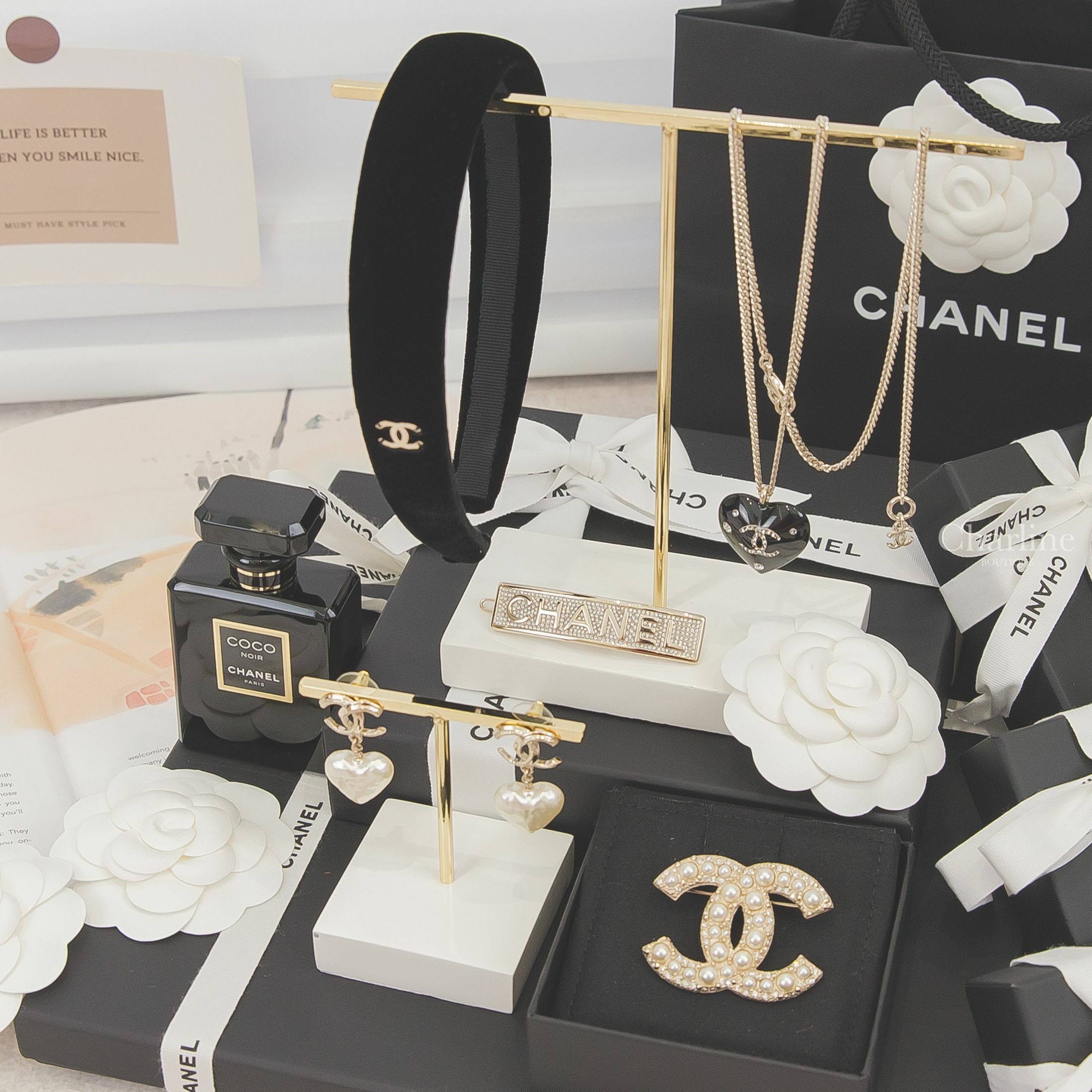 Chanel 黑色金CC絲絨髮箍,Chanel 金色大小珍珠水鑽CC別針,Chanel 金色水鑽CC黑色樹脂愛心垂墜項鍊,Chanel 金色壓紋滾邊CC白色樹脂愛心垂墜耳環,Chanel金色字母水鑽髮夾-Charline Boutique 精品代購