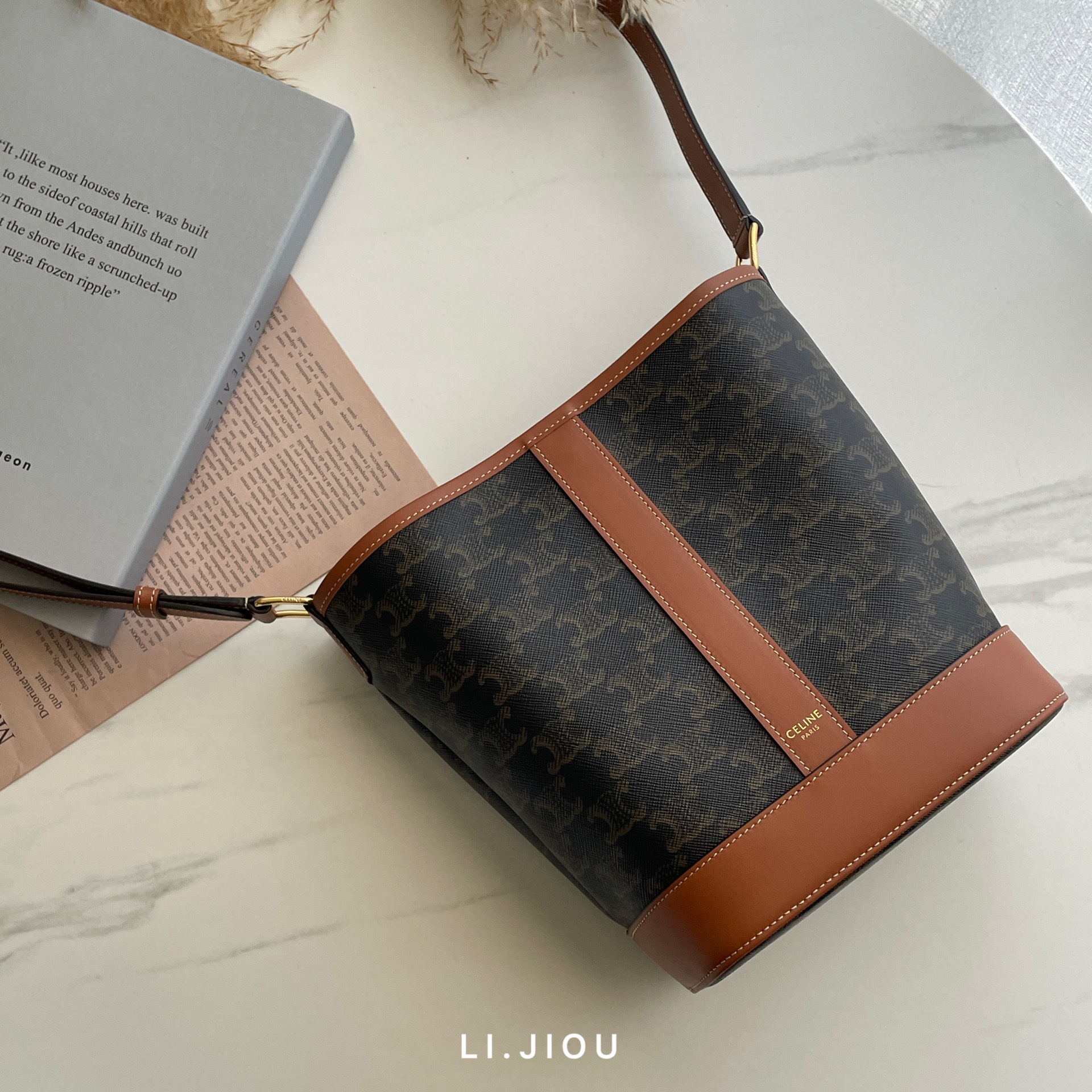 Celine Triomphe 小號老花水桶包