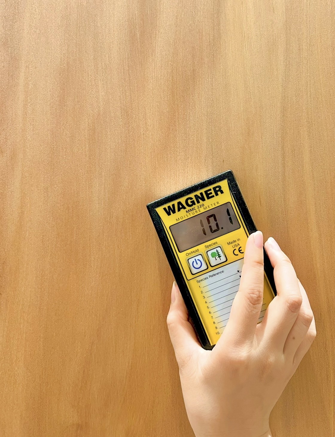 根據木種密度進行設定，以含水率測試儀個別針對每一片板材進行檢測。有木出品的原木桌板，皆通過木材含水率的嚴格品管。有木抱持極致的職人精神，嚴格把關每一片原木板材的品質！