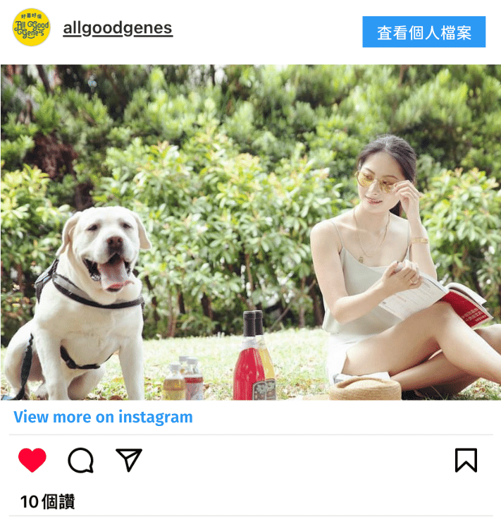 一隻拉不拉多和一個網紅正妹在草地上野餐並且有鮮食還有allgoodgenes的康普茶