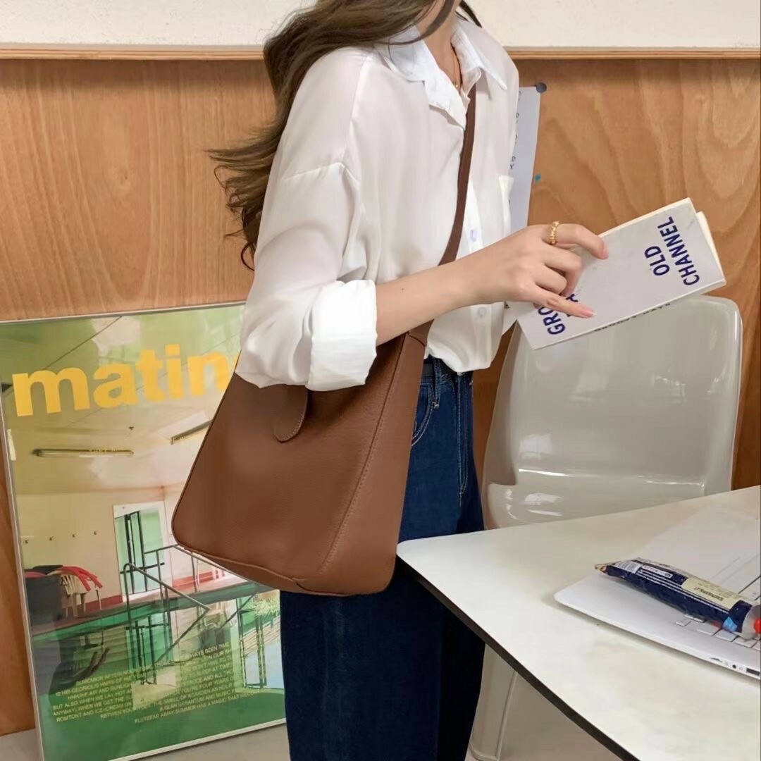 B0222632慵懶風軟皮肩背包中包/四色