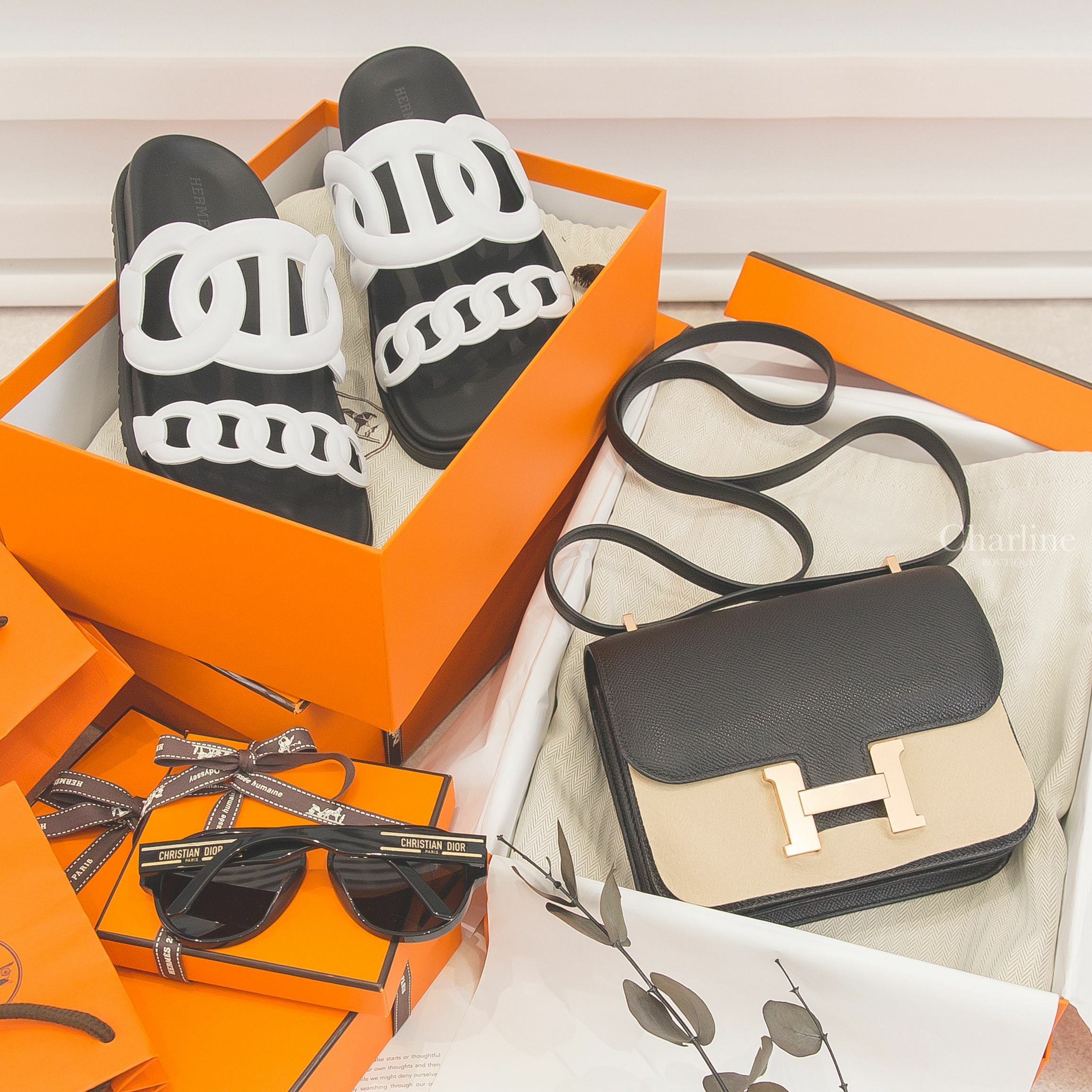 Hermès Extra Sandal 白色θ黑底牛皮平底拖鞋,Hermès Mini Constance 黑色玫瑰金釦,Dior Diorsignature 黑色飛行員框灰色鏡片側邊金色Logo太陽眼鏡-Charline Boutique 精品代購