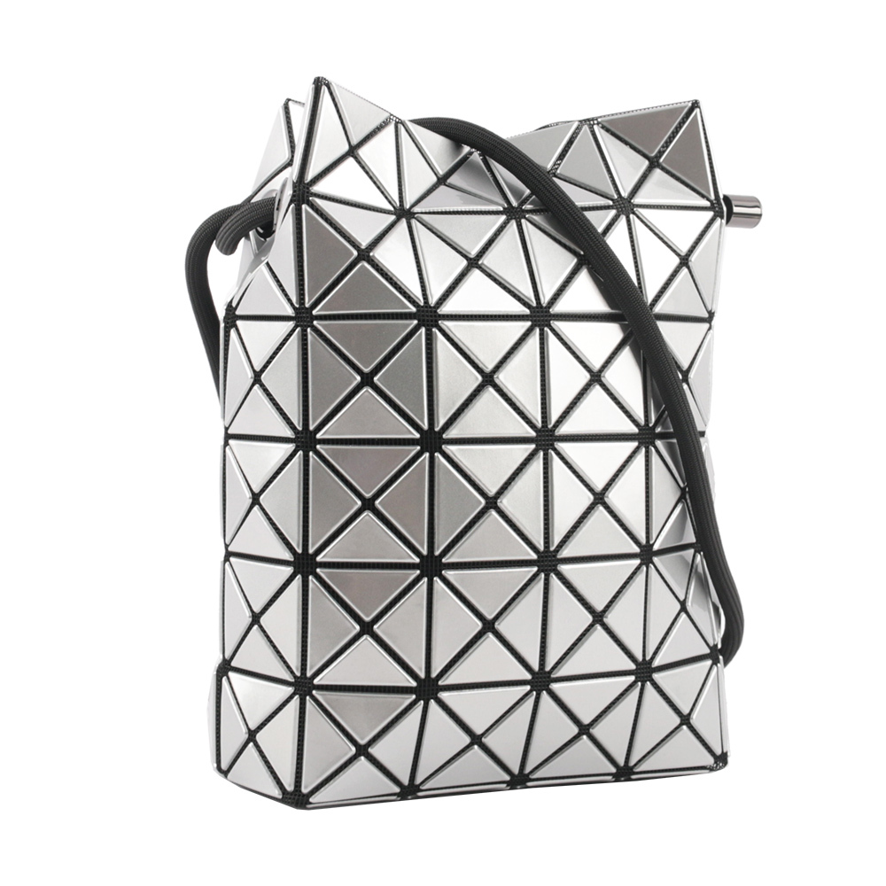 【ISSEY MIYAKE三宅一生】BAO BAO WRING 亮面抽繩水桶包(銀色)