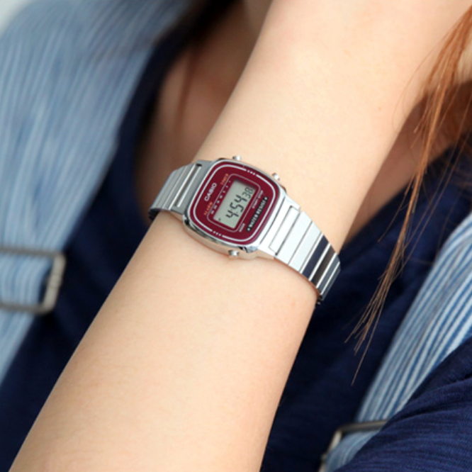 Casio LA670WA-4 女裝細錶面 銀色 酒紅面 復古跳字錶