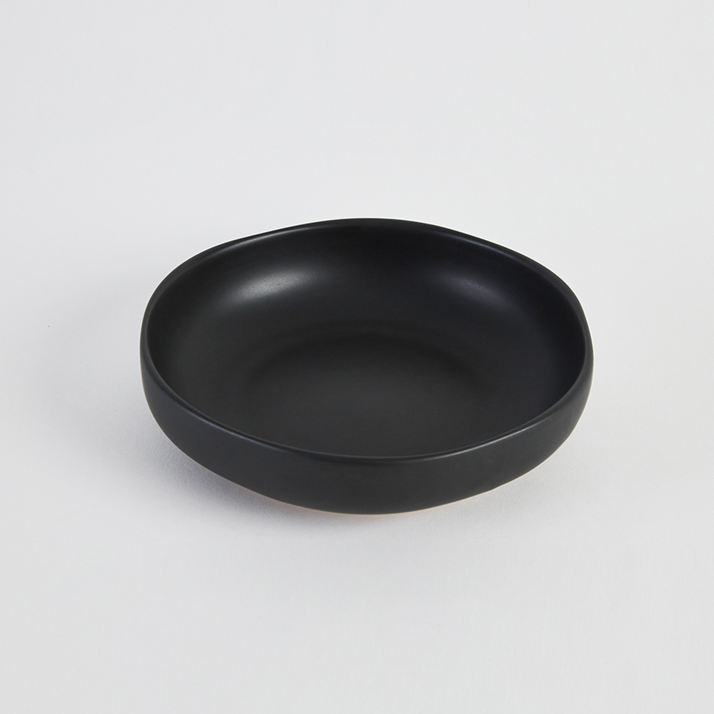 KOGA │ 陶質六角深盤 (尖山黑)