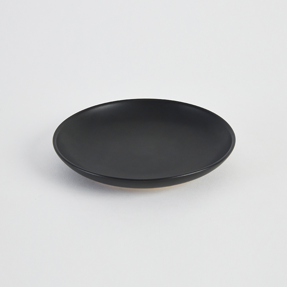 KOGA │ 陶質圓形小盤 (尖山黑)