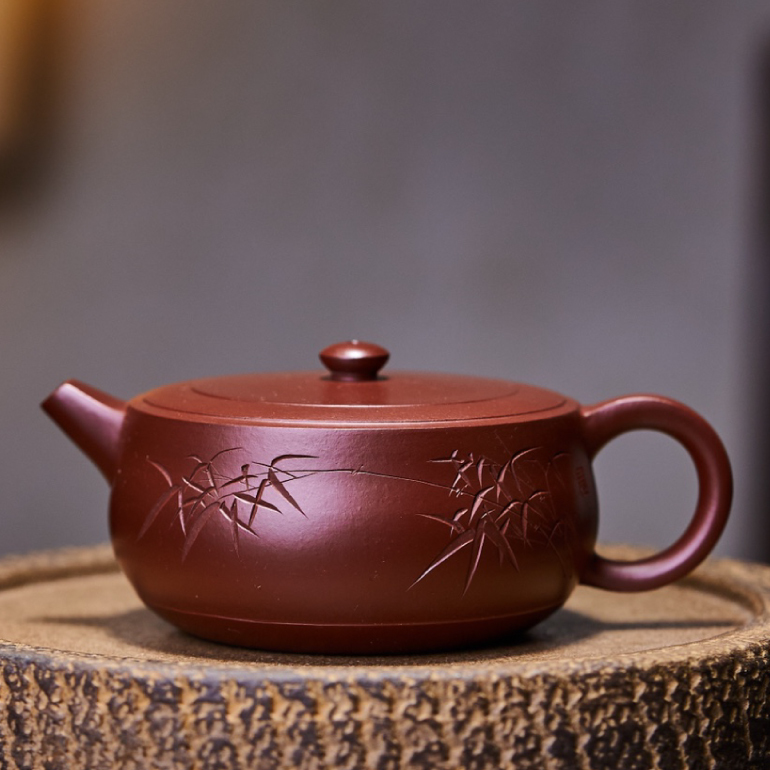 【竹韻】-- 壺身較為飽滿，比例協調，壺身細膩柔和，自然流暢，宛若天成