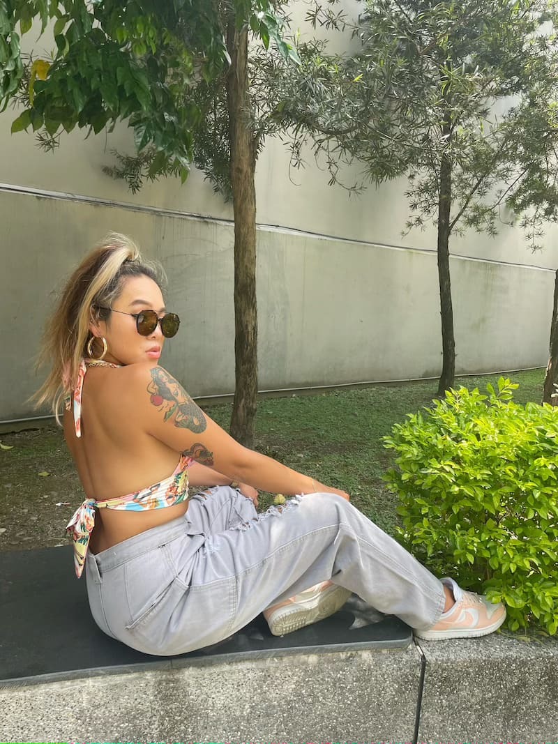 淺灰刷破水洗寬褲