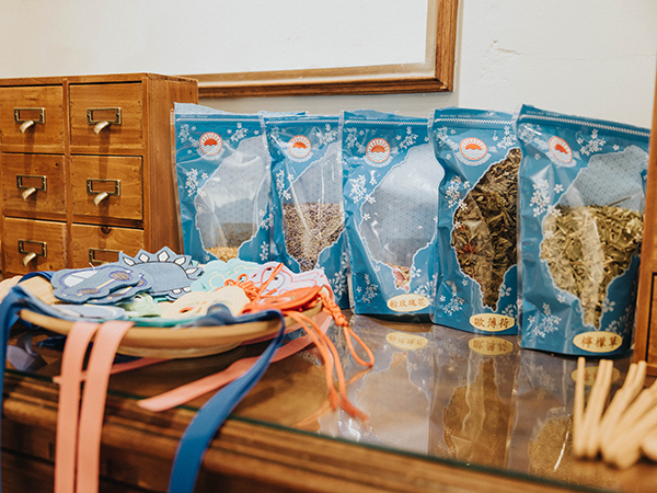 使用大稻埕名店聯通漢芳的天然花草