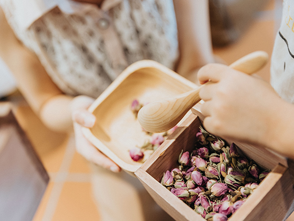 使用大稻埕名店聯通漢芳的天然花草