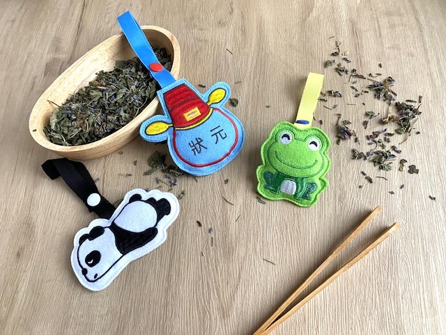 可愛貓熊，青蛙和狀元帽