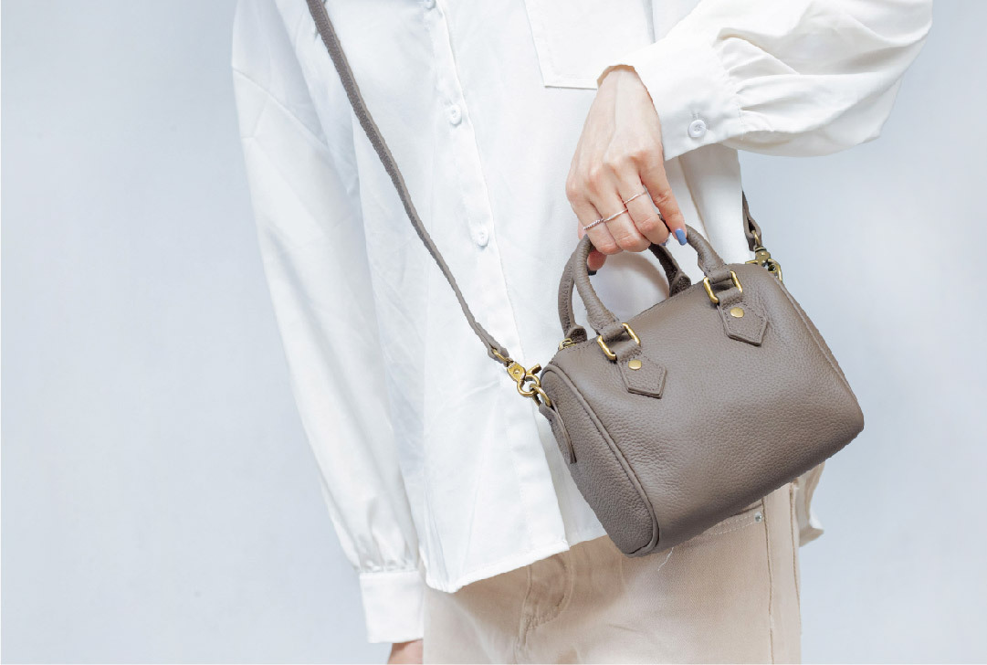 斜背著一個焦糖拿鐵色小包，新品快速報給你知道