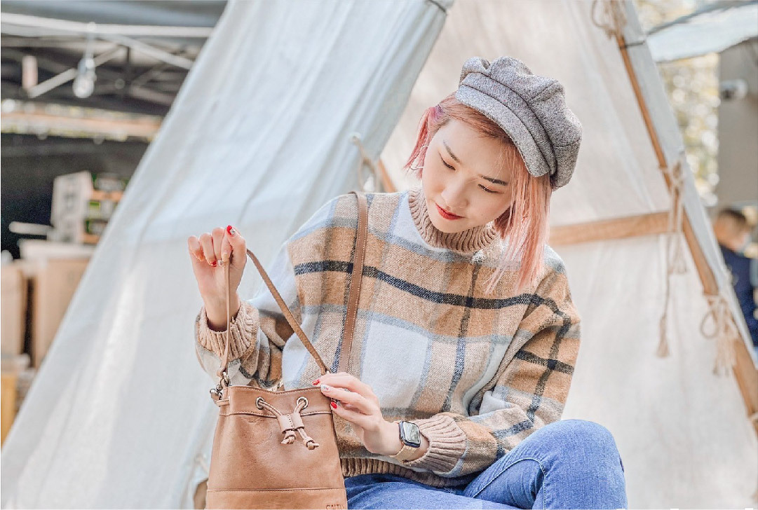 蕾雅手提著一個褐色真皮水桶包，KOL真情推薦