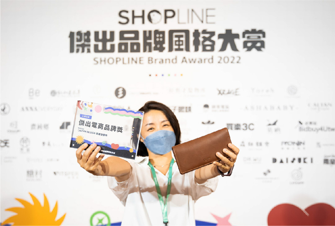 女生開心的拿著獎牌與真皮夾，我們得獎了