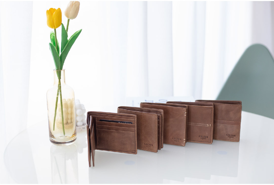 桌上擺放著五個褐色短夾，皮革小介紹