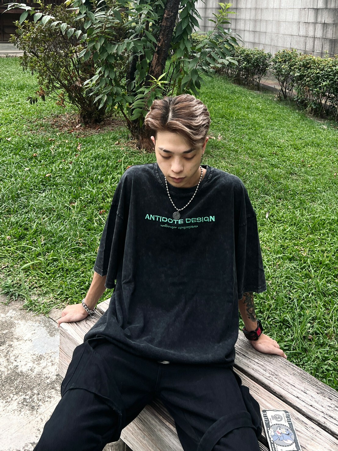 ANTIDOTE 水洗做舊 刺繡高級綠字體Logo 札染短袖 T 深灰