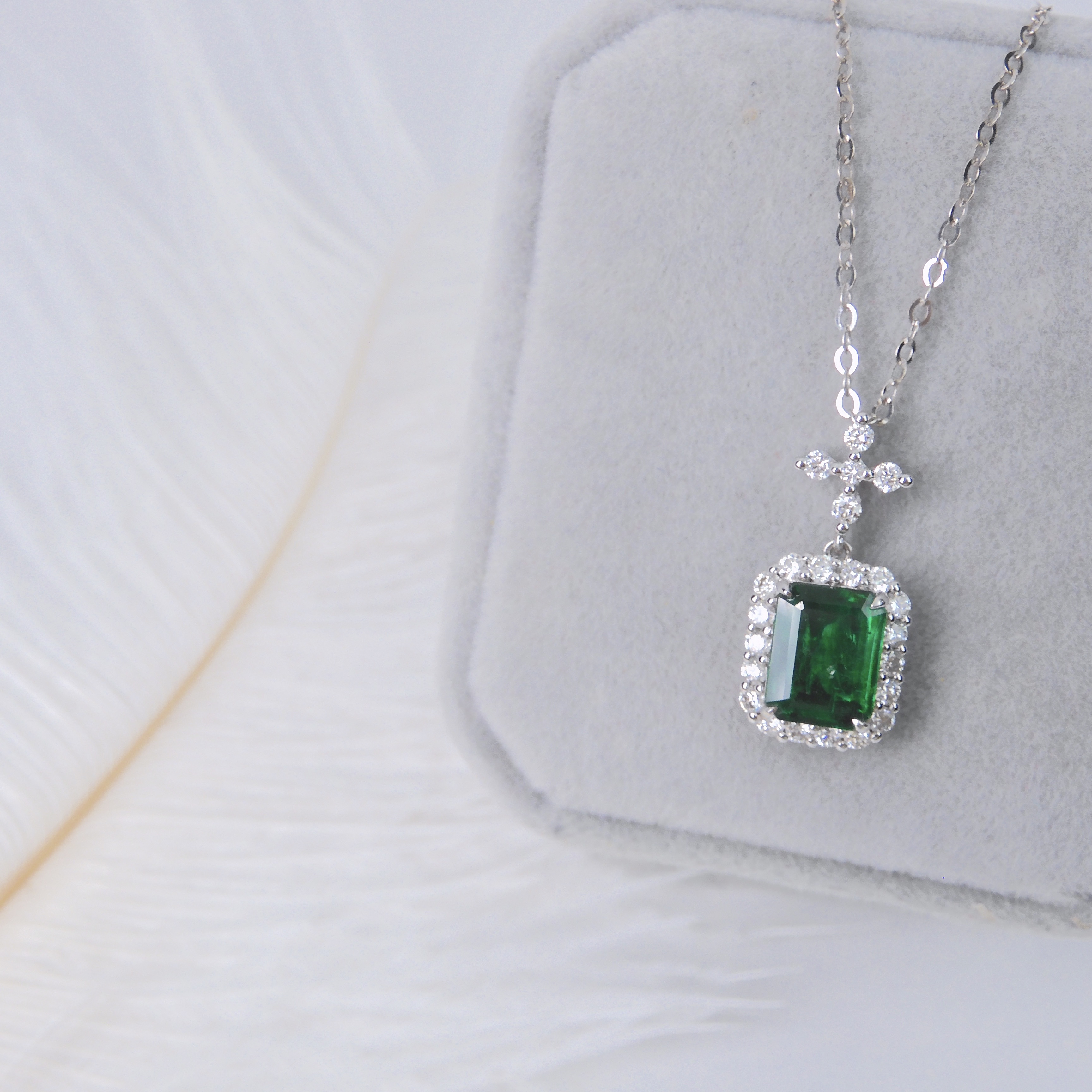 18K金 1.39ct 綠寶石項鏈  (配國際證書)