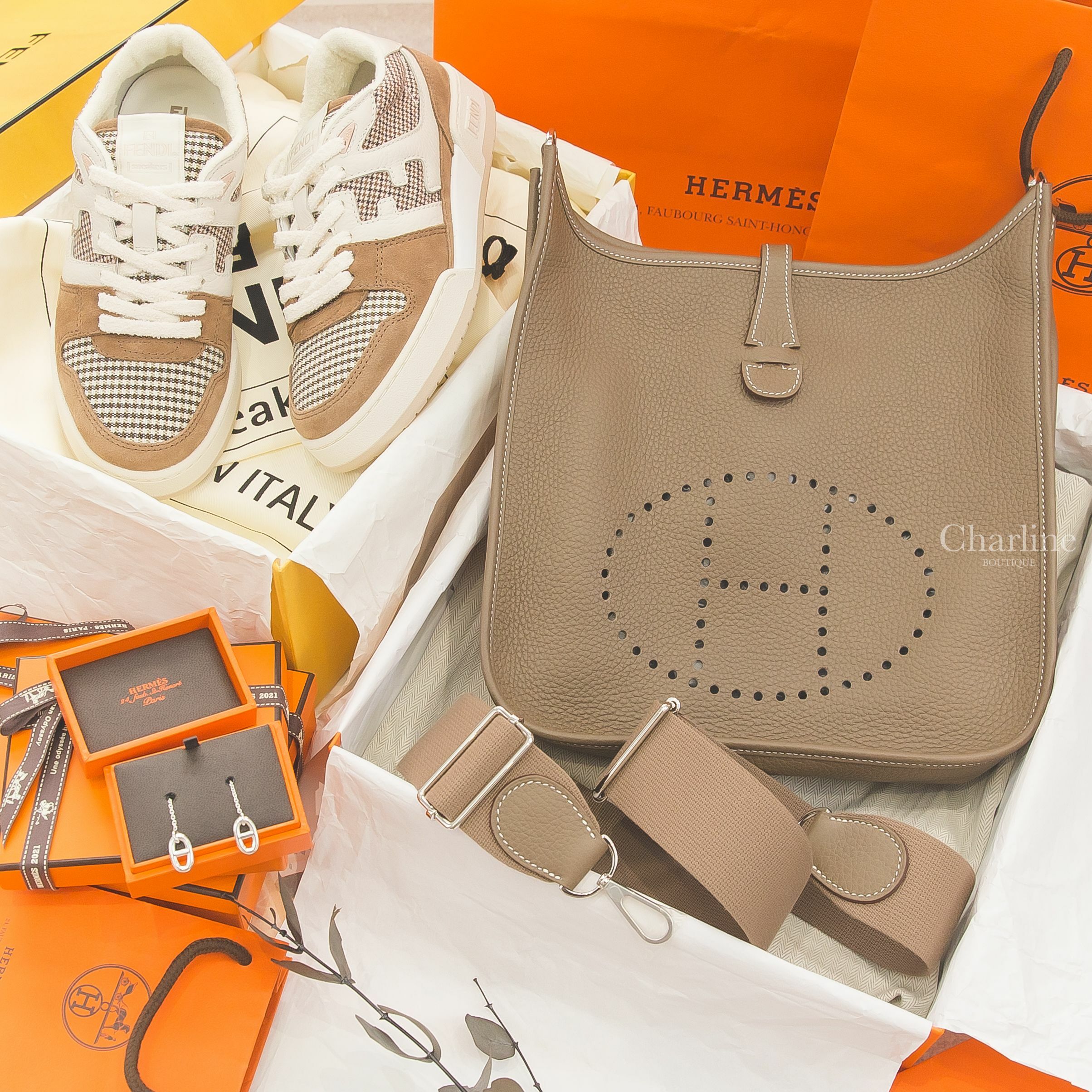 Hermès Evelyne 29cm 大象灰銀釦肩背包,Hermès Earrings 銀色θ銀飾垂墜耳環,Fendi Fendi Match 咖啡色麂皮千鳥格紋拼白色小牛皮低筒運動鞋-Charline Boutique 精品代購