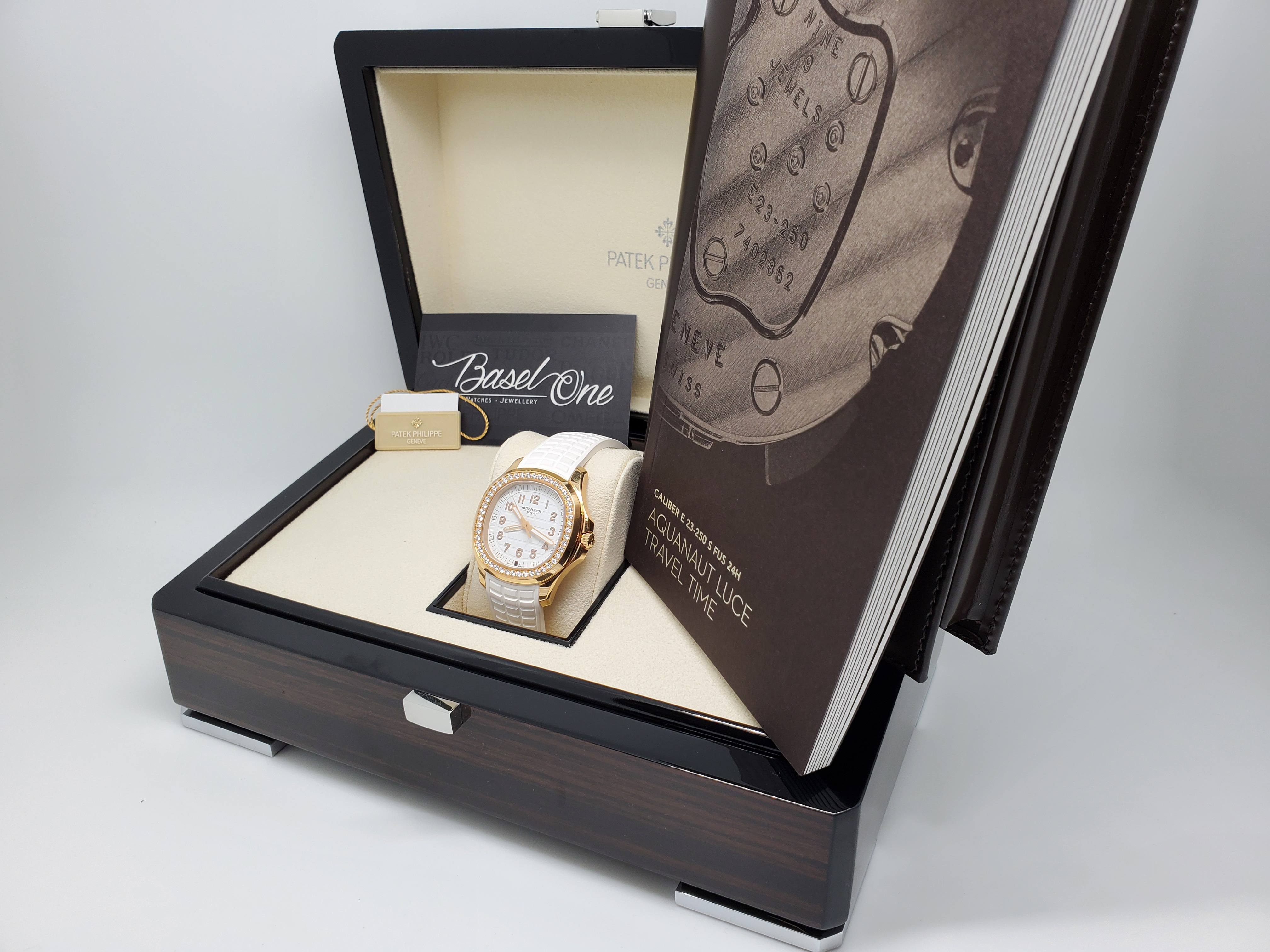 Discontinued PRE-OWNED 5269-200R 5269 PATEK PHILIPPE AQUANAUT WHITE DIAL ROSE GOLD 39 MM