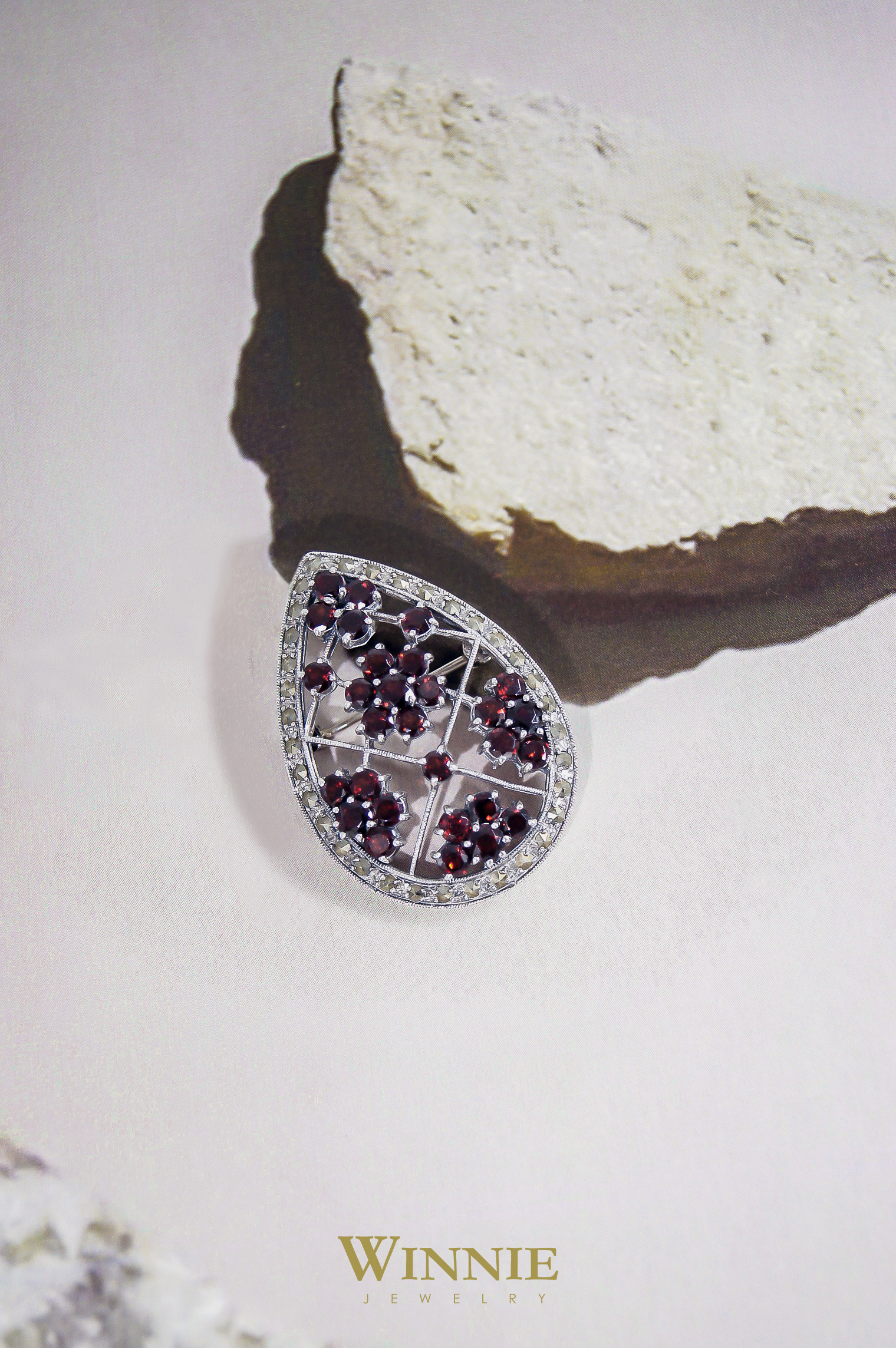 石榴石水滴窗花胸針(OP0105)