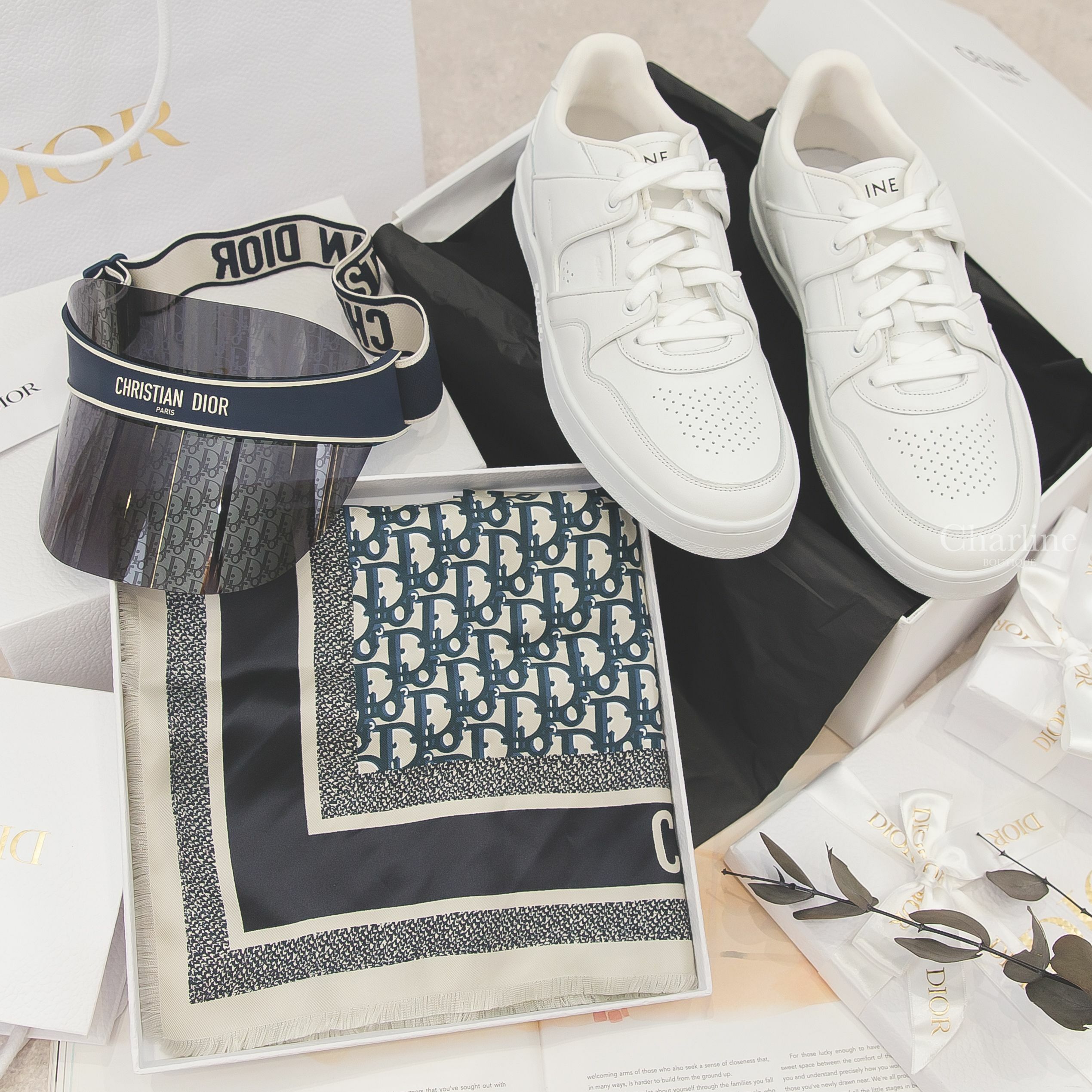 Dior Square Scarf 海軍藍滿版老花白色抽鬚滾邊真絲方巾,Celine Trainer 光學白黑字後跟小牛皮低筒運動鞋,Dior Diorclub 藍色滿版老花鏡面拼白色Logo字樣遮陽帽-Charline Boutique 精品代購